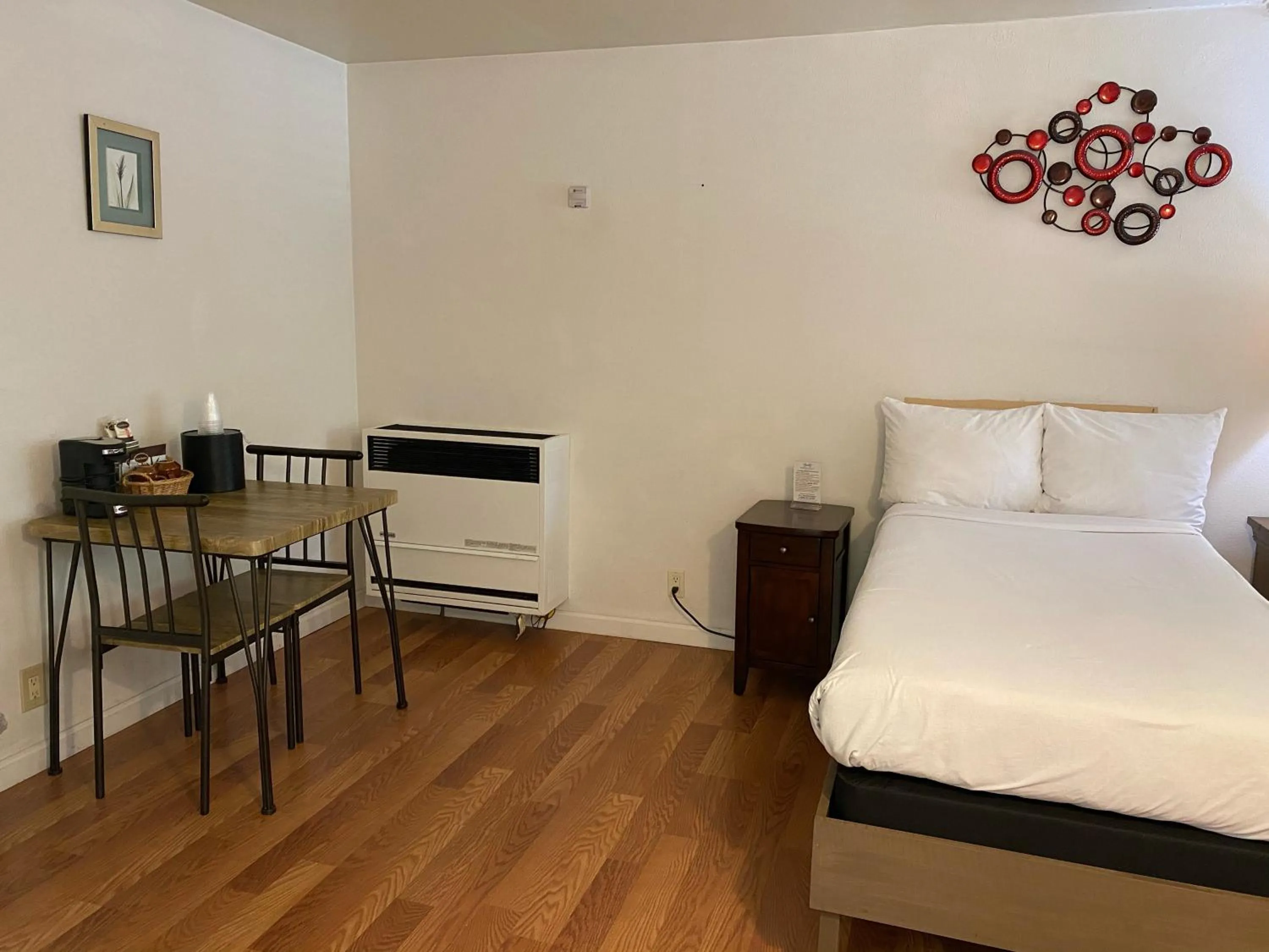 Bedroom, Bed in Carmel Resort Inn