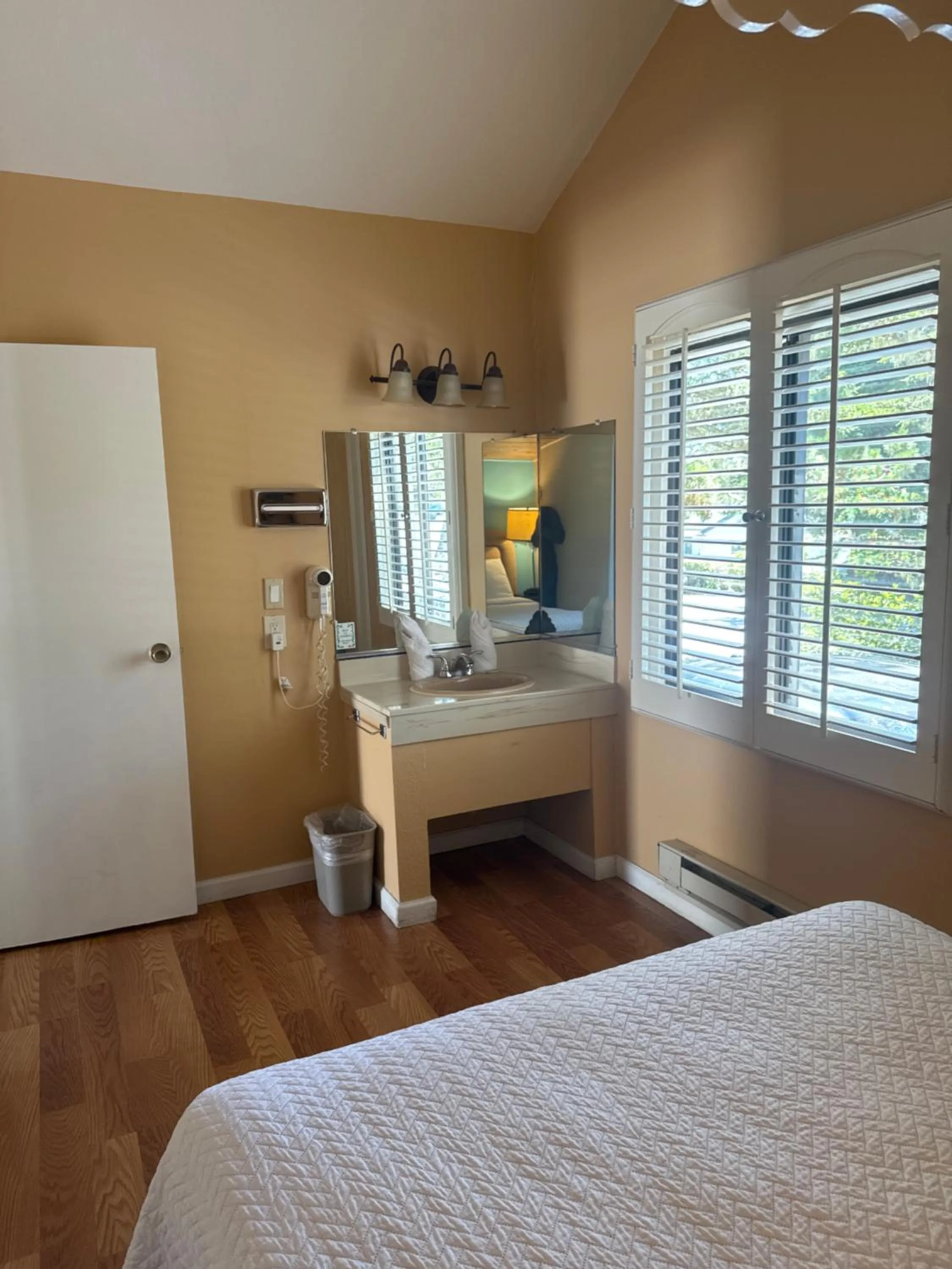 Bedroom, Bed in Carmel Resort Inn