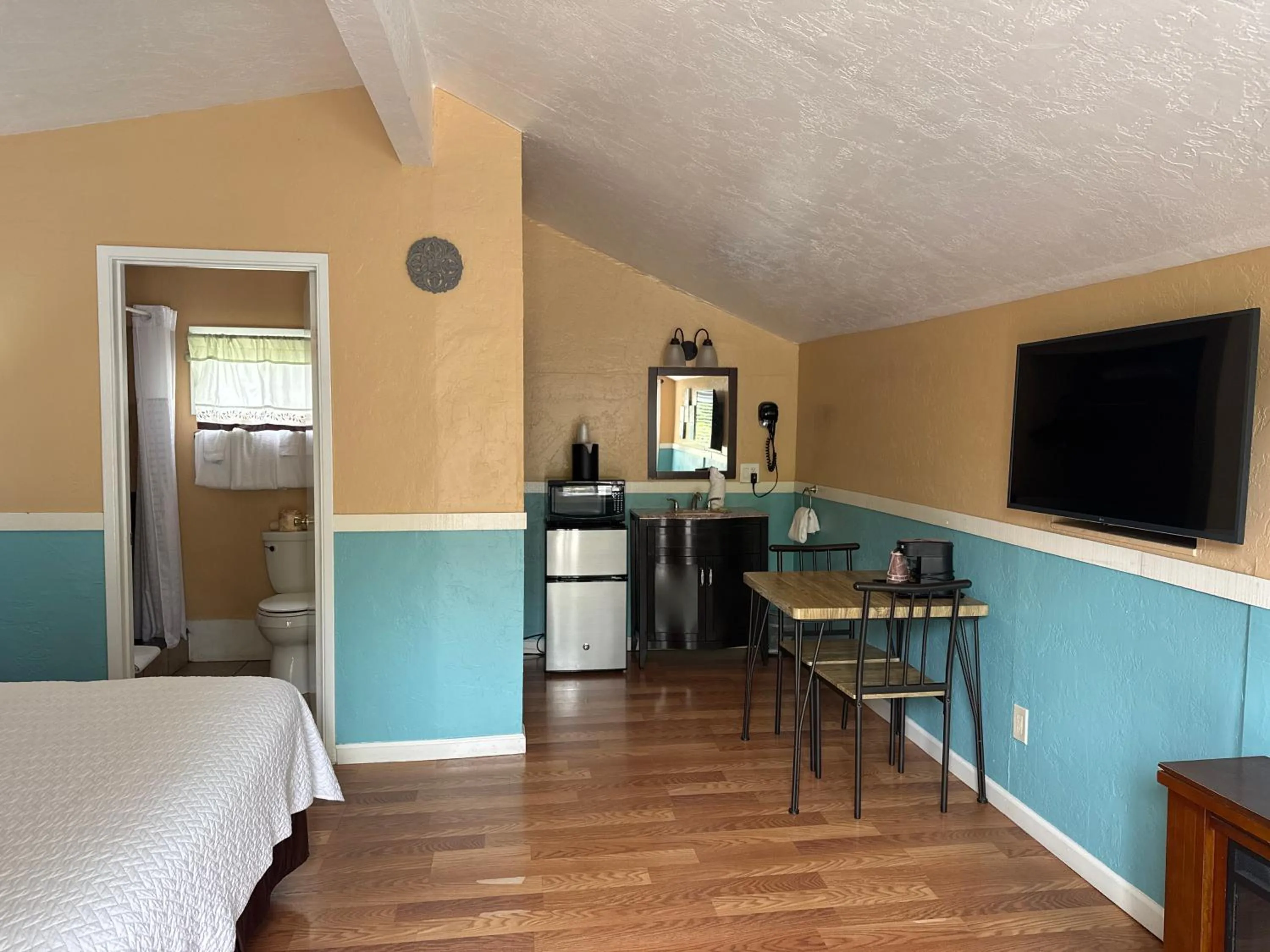 Bedroom, Bed in Carmel Resort Inn