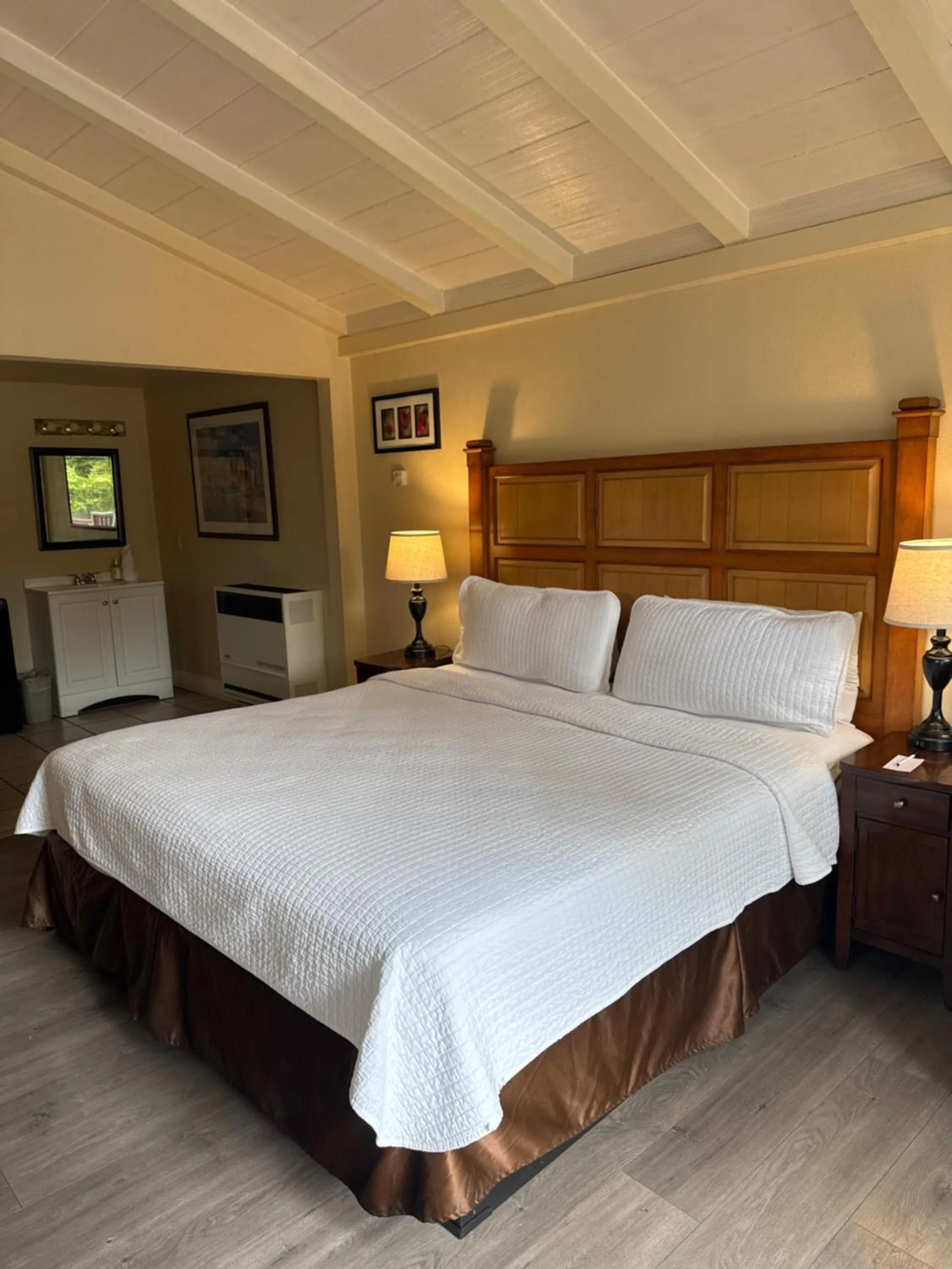 Bedroom, Bed in Carmel Resort Inn