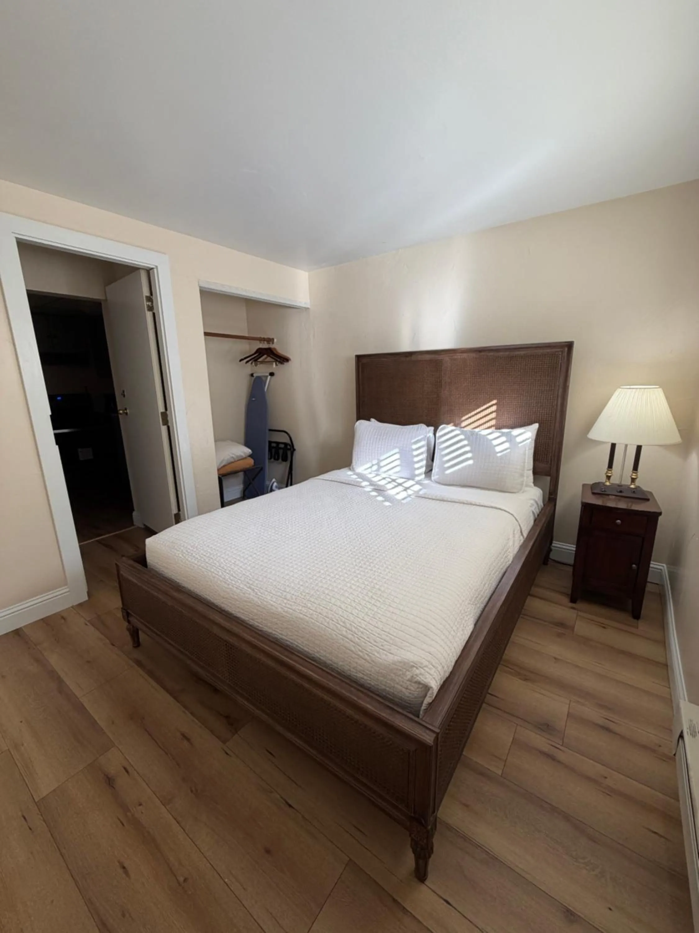 Bedroom, Bed in Carmel Resort Inn