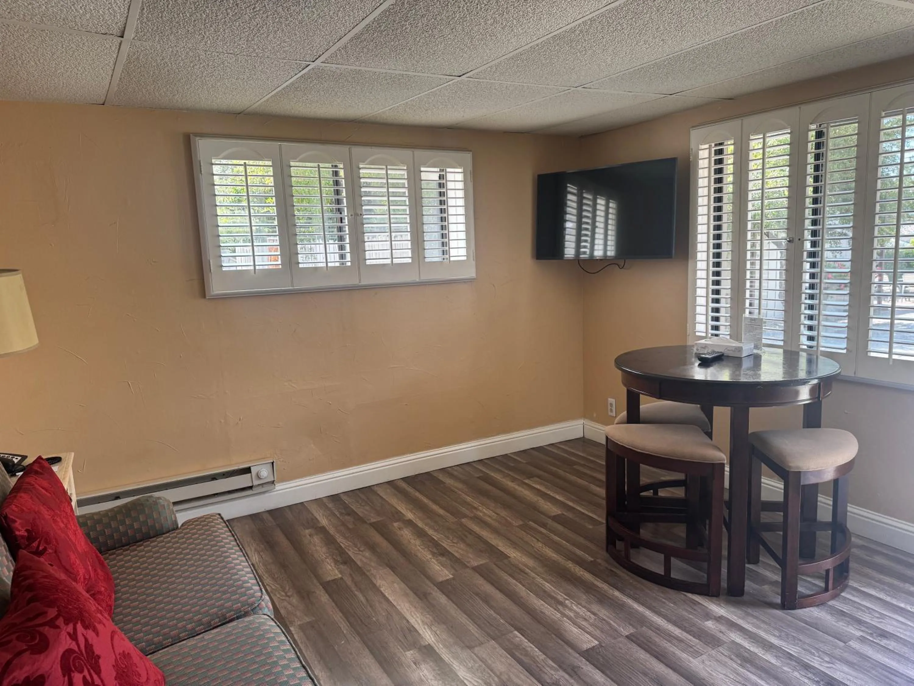 Living room in Carmel Resort Inn