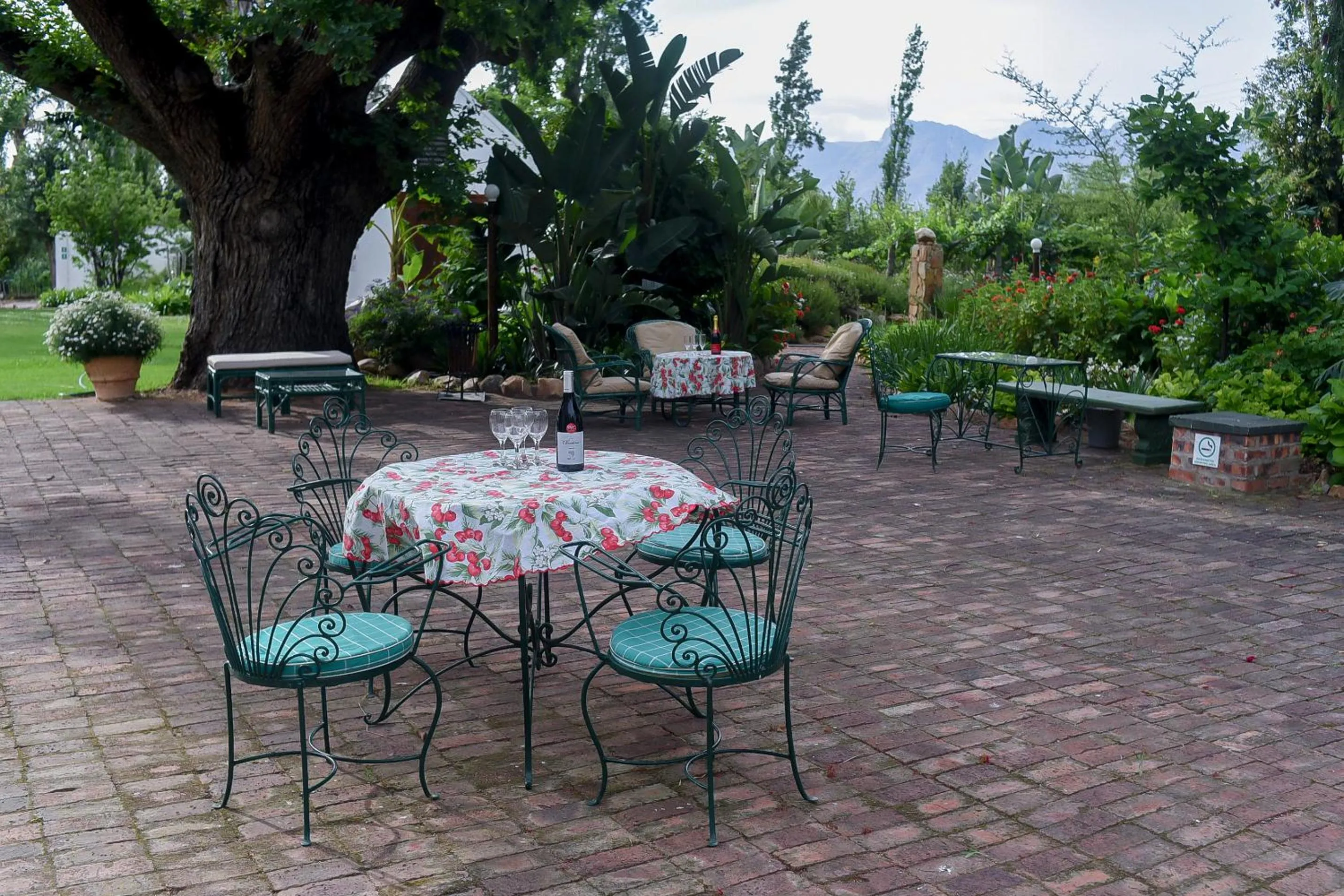 Restaurant/places to eat in Green Olive Guesthouse