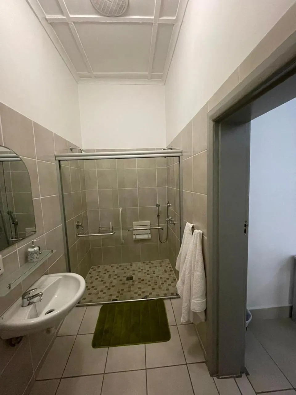 Shower in Green Olive Guesthouse