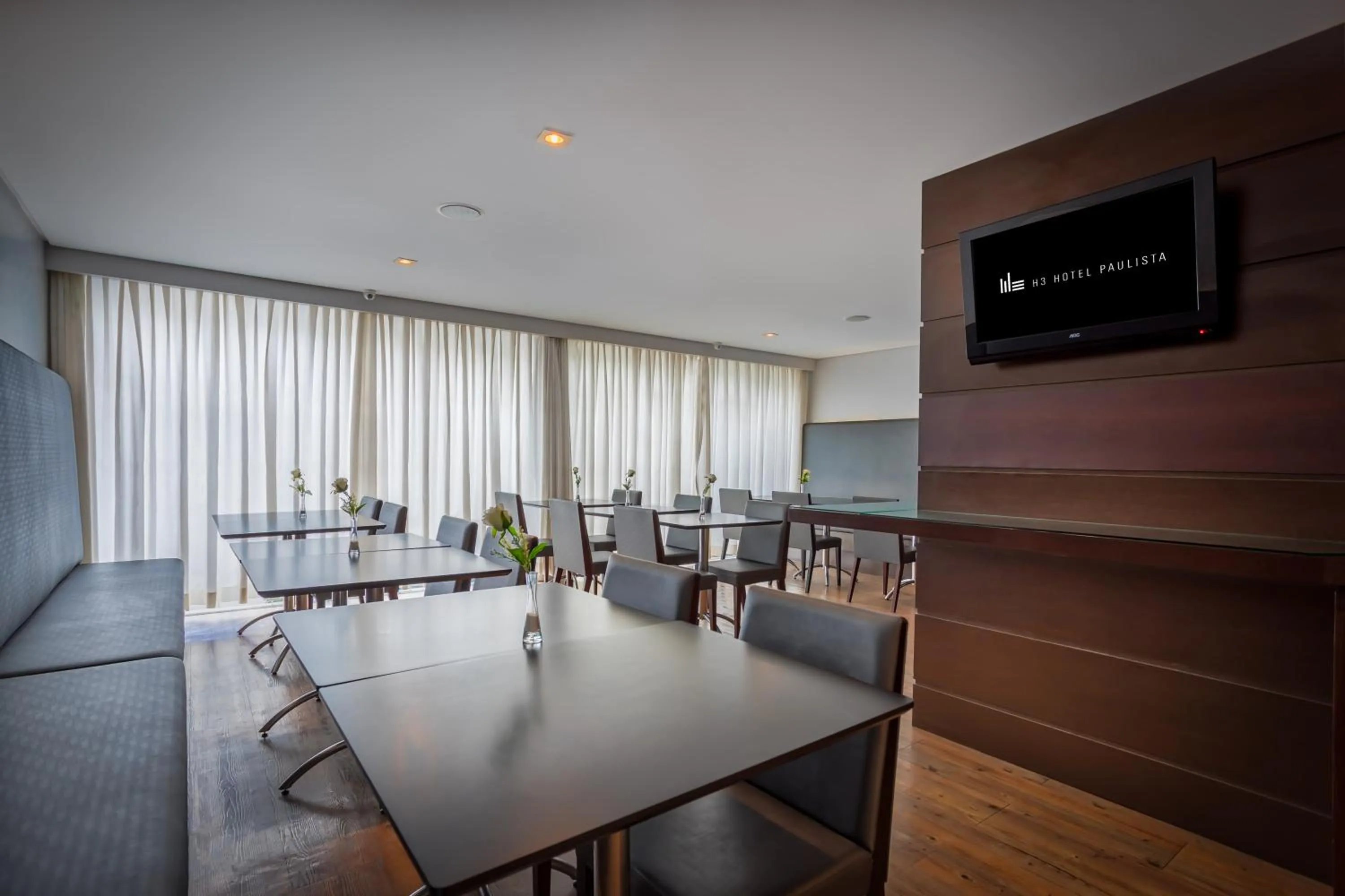 Lounge or bar in H3 Hotel Paulista