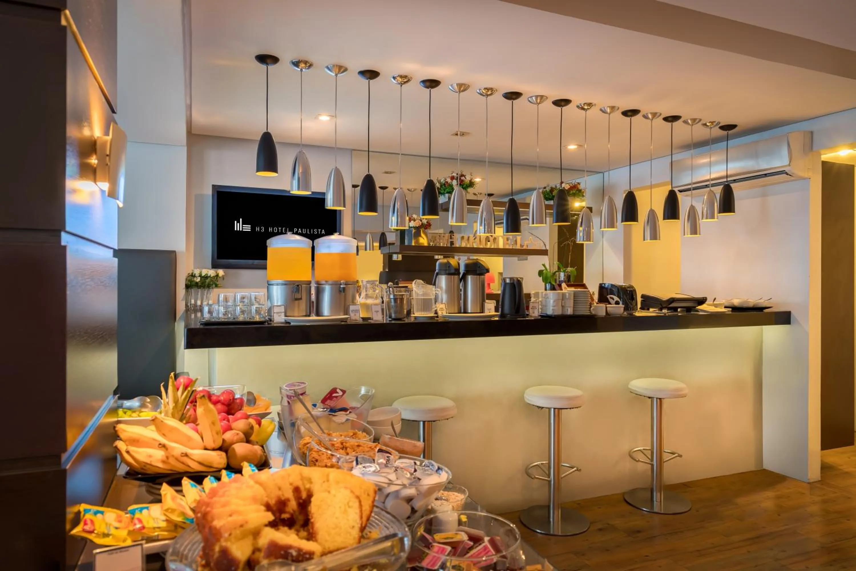 Lounge or bar in H3 Hotel Paulista