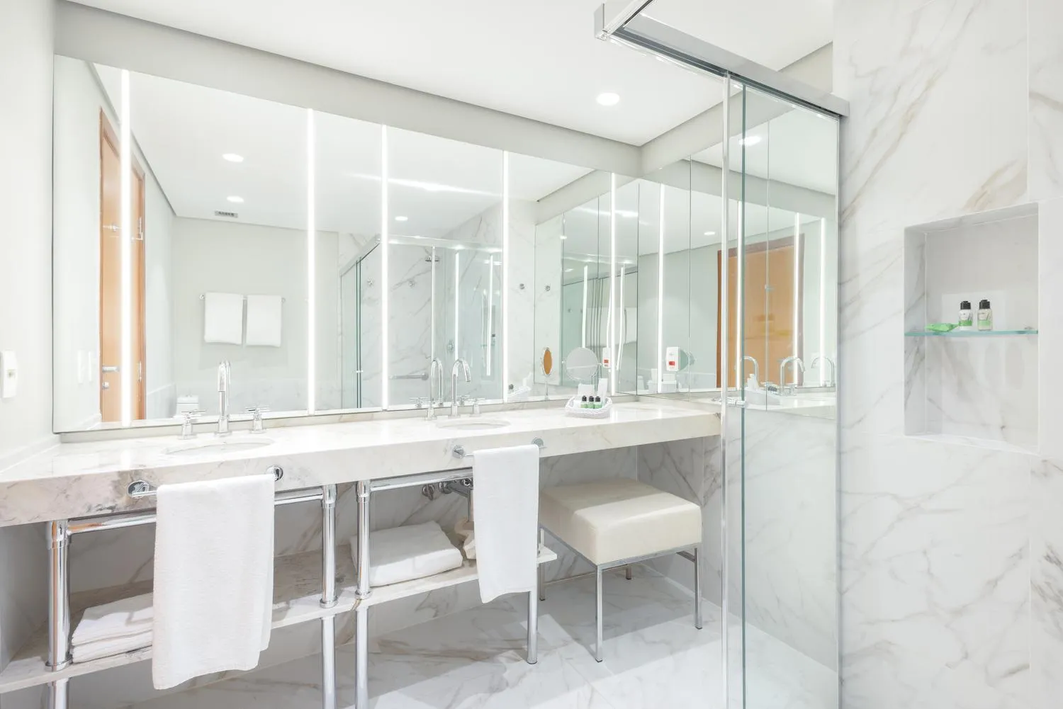 Bathroom in George V Casa Branca