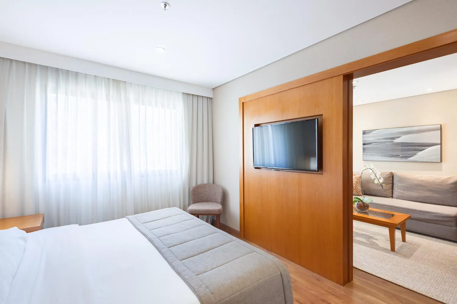 Communal lounge/ TV room, Bed in George V Casa Branca