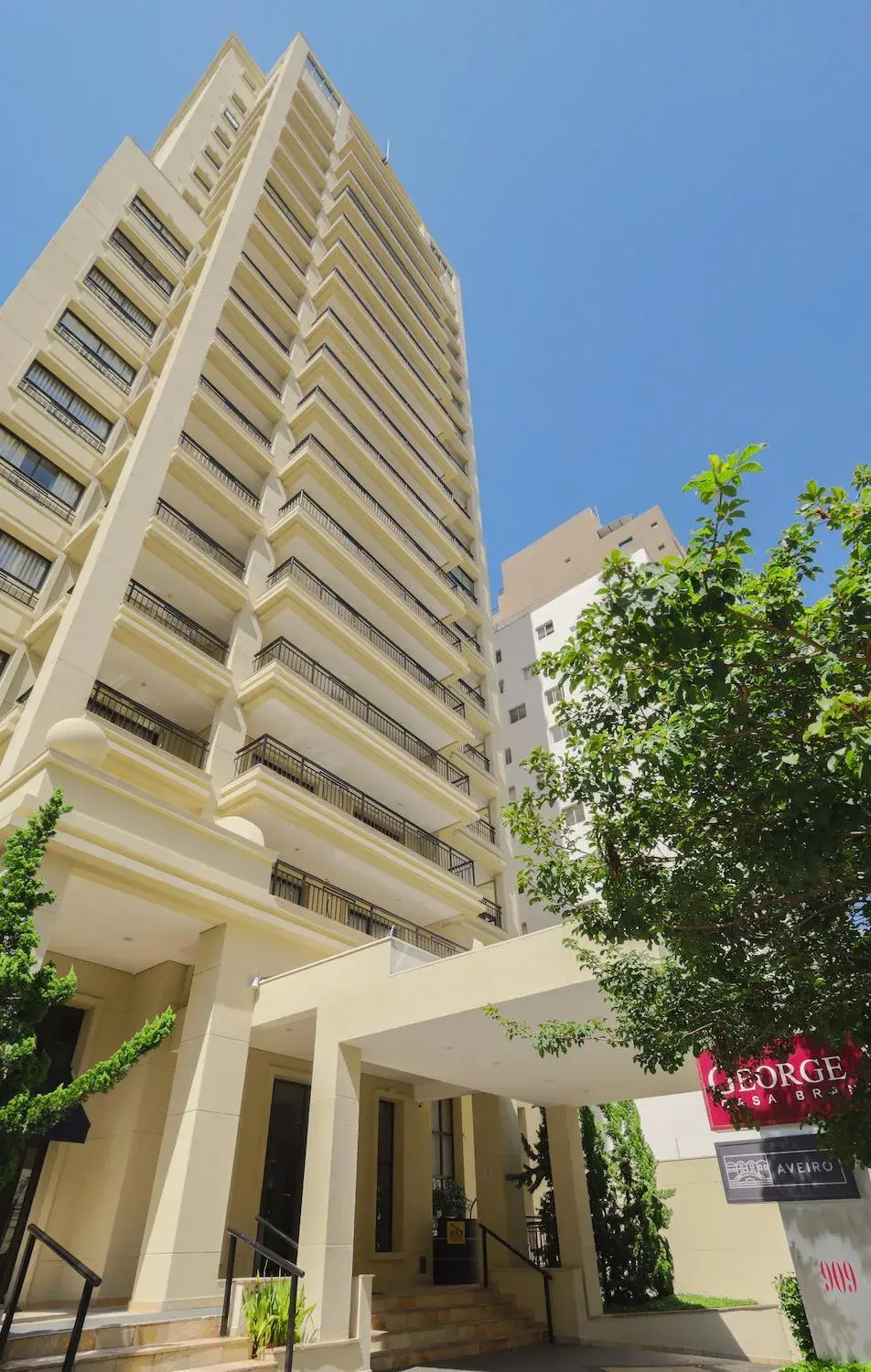 Property building in George V Casa Branca Property building in George V Casa Branca