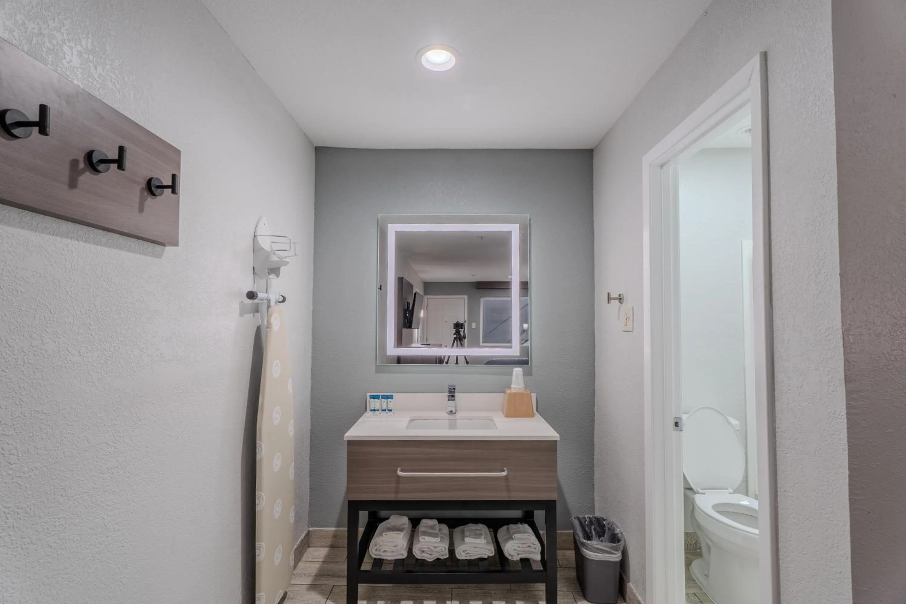 Bathroom, Bed in Executive Inn of Arlington, Near AT&T Stadium