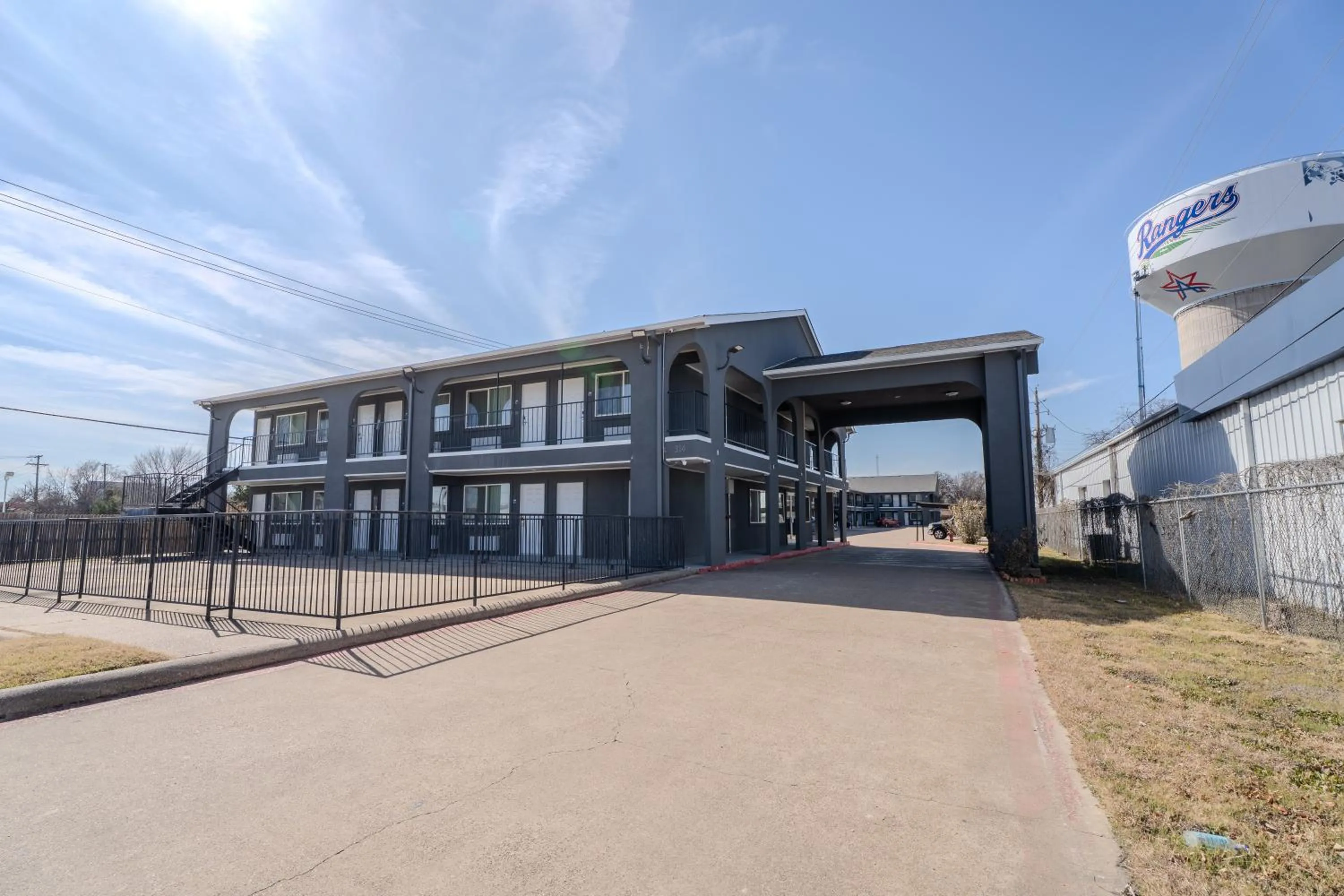 Property building in Executive Inn of Arlington, Near AT&T Stadium