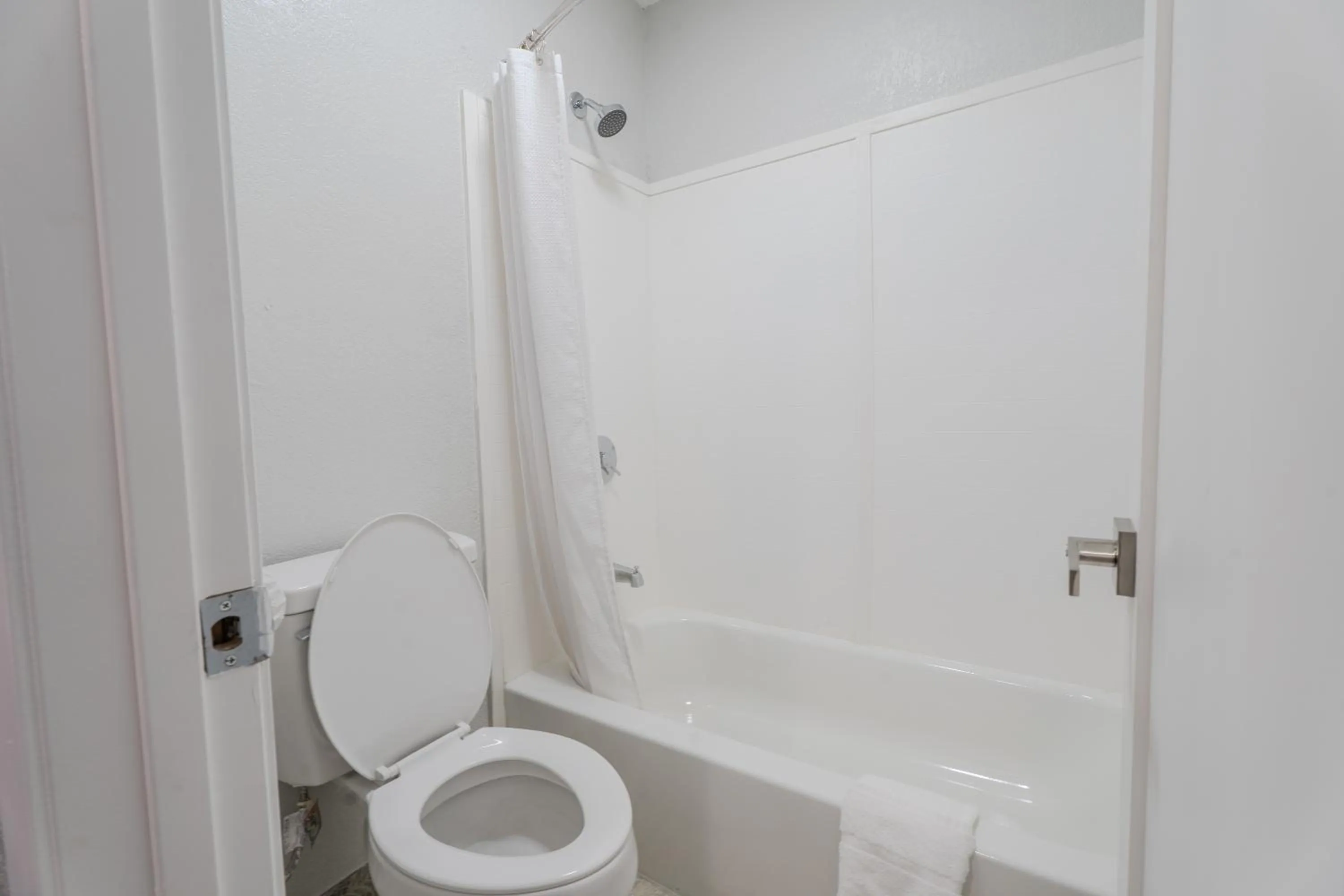 Bathroom in Executive Inn of Arlington, Near AT&T Stadium