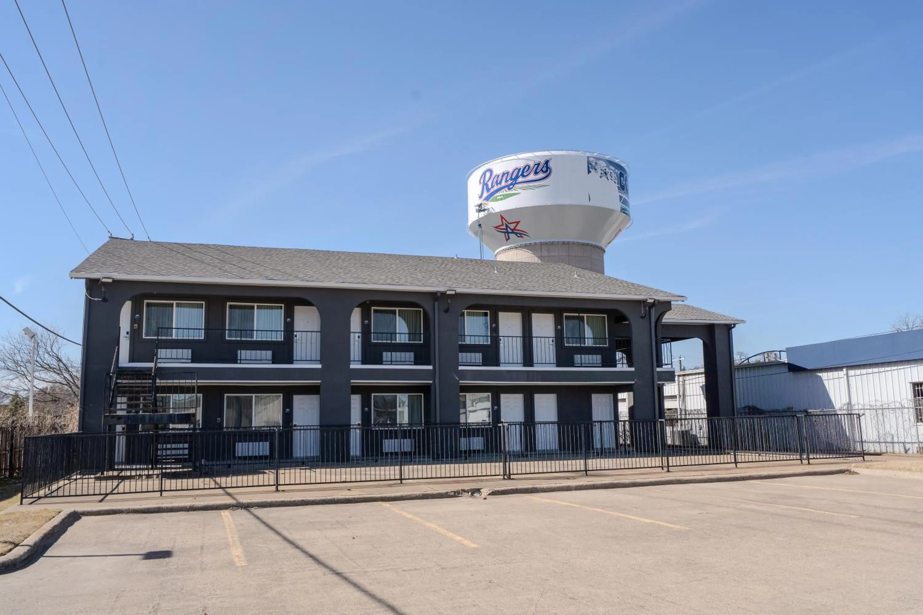 Property building in Executive Inn of Arlington, Near AT&T Stadium