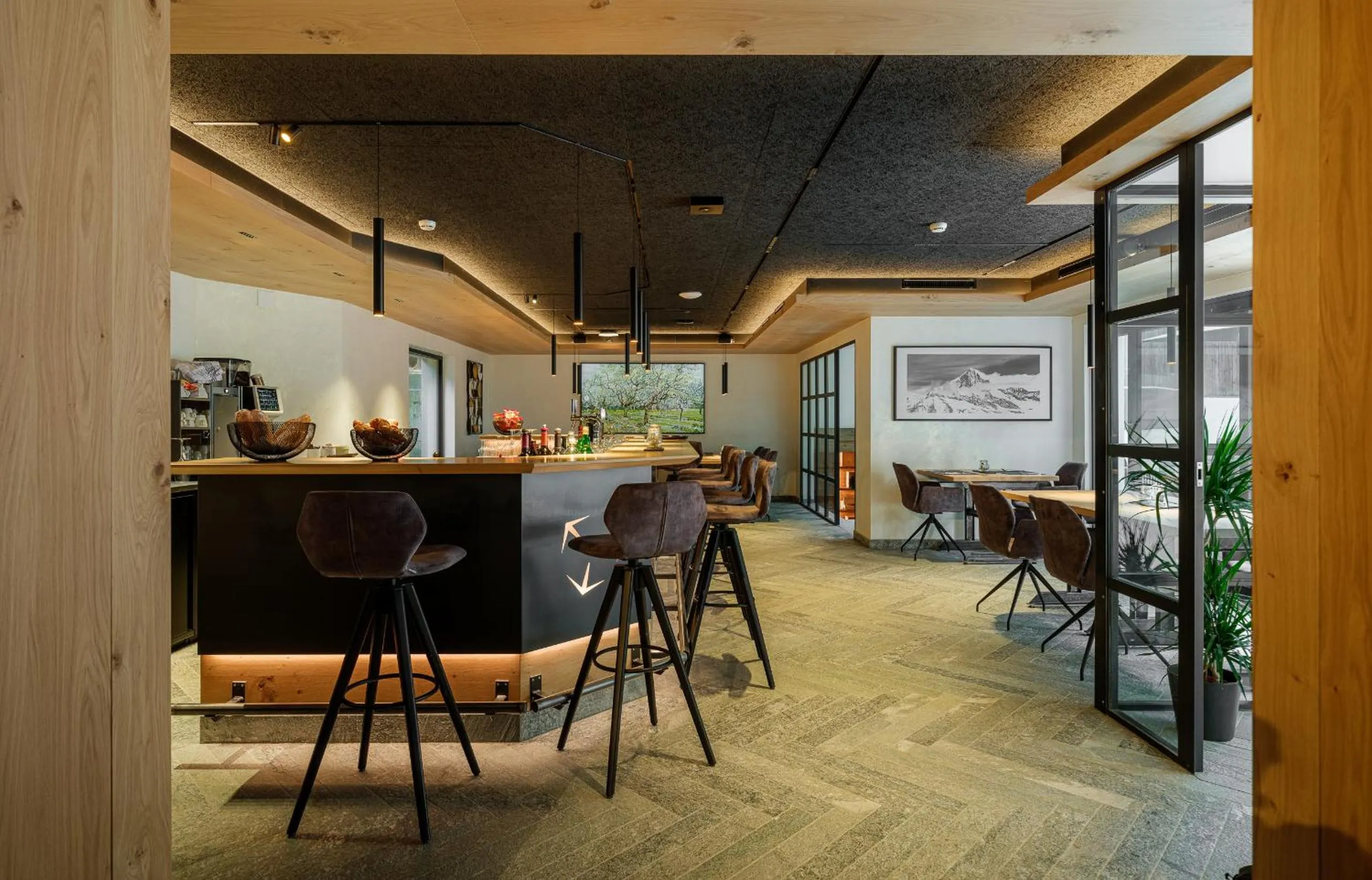 Restaurant/places to eat in Hotel La Reserve