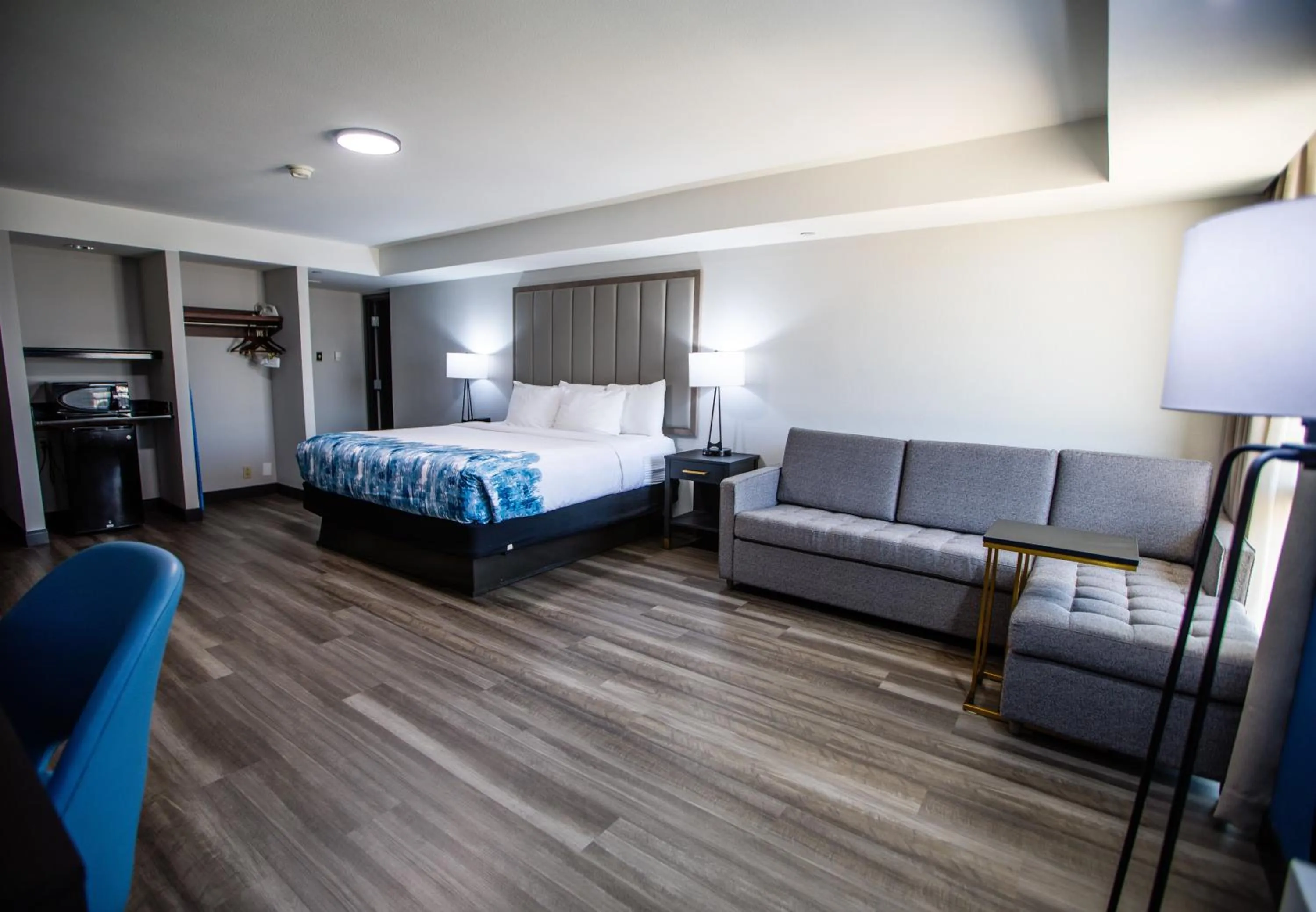 Photo of the whole room, Bed in La Quinta by Wyndham Dallas I-35 Walnut Hill Ln