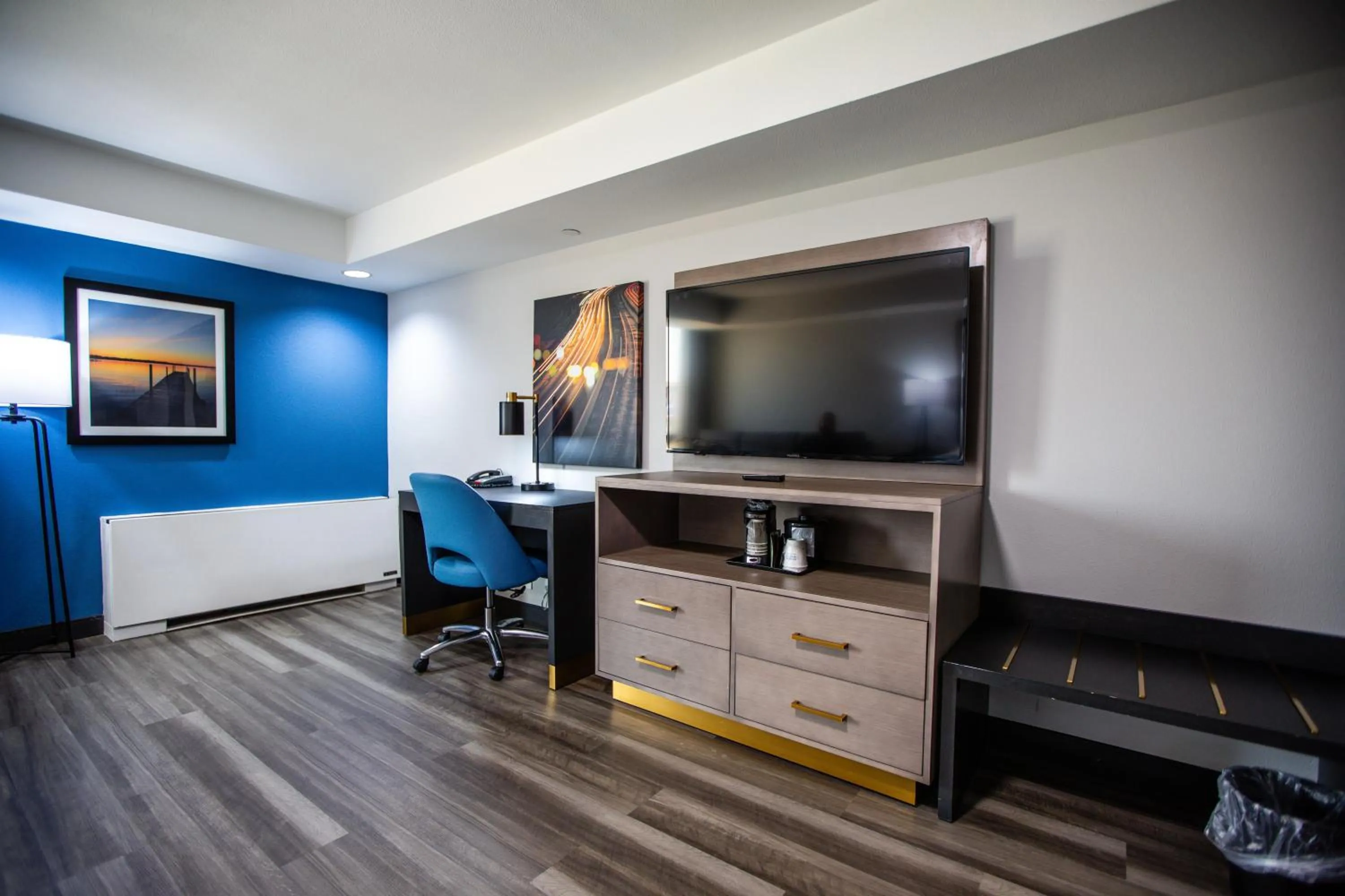 TV and multimedia in La Quinta by Wyndham Dallas I-35 Walnut Hill Ln