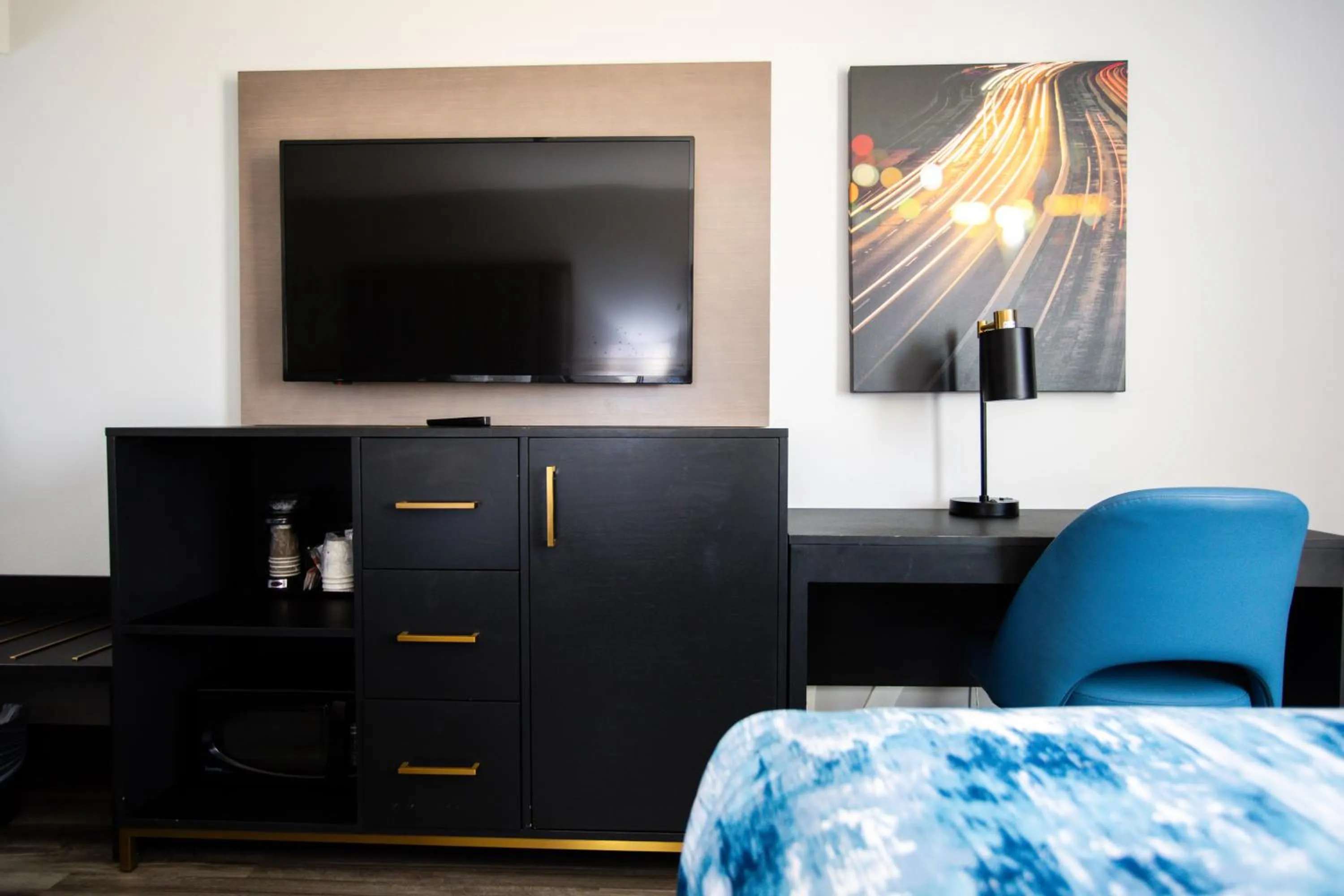 TV and multimedia, Bed in La Quinta by Wyndham Dallas I-35 Walnut Hill Ln