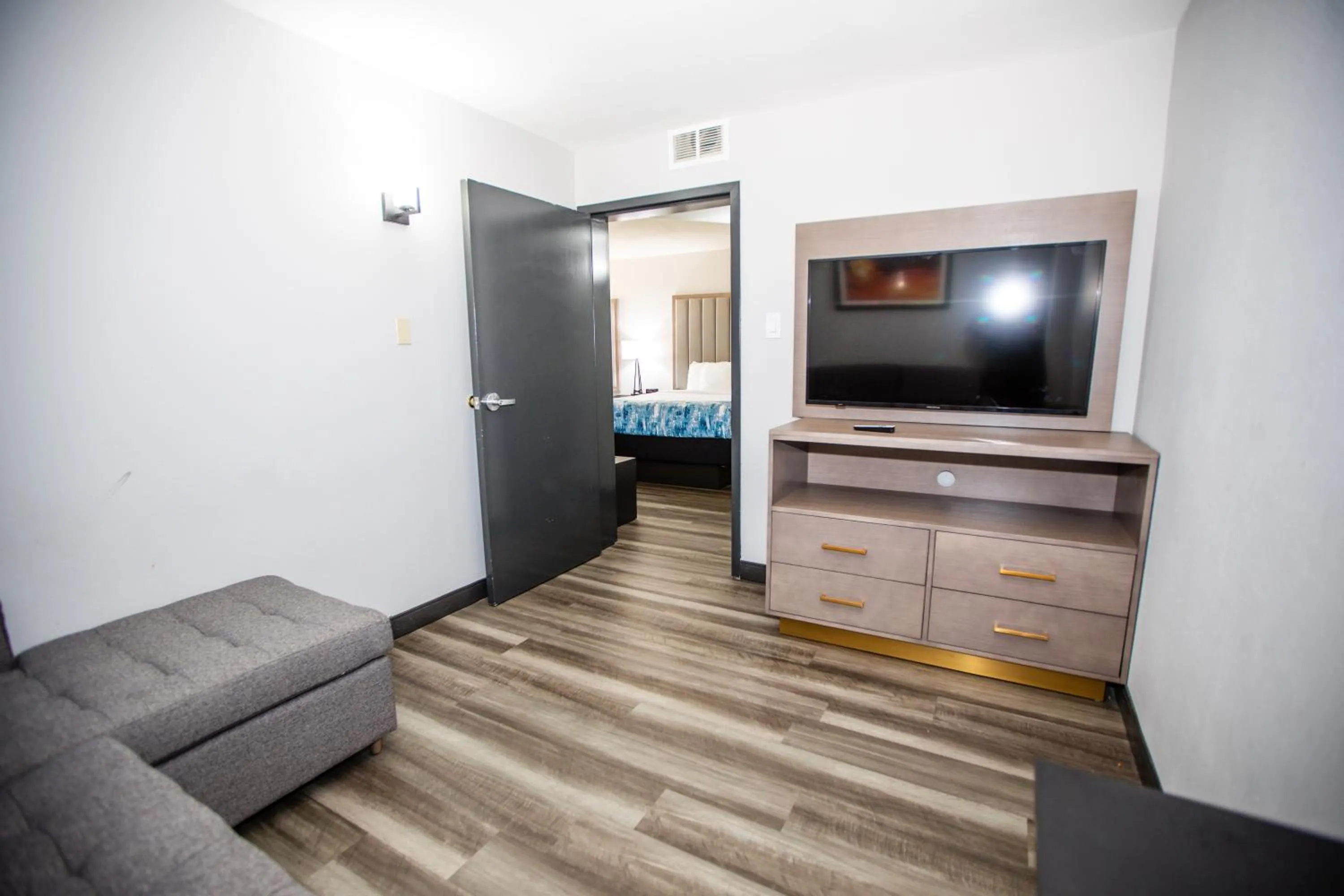 Communal lounge/ TV room, Bed in La Quinta by Wyndham Dallas I-35 Walnut Hill Ln