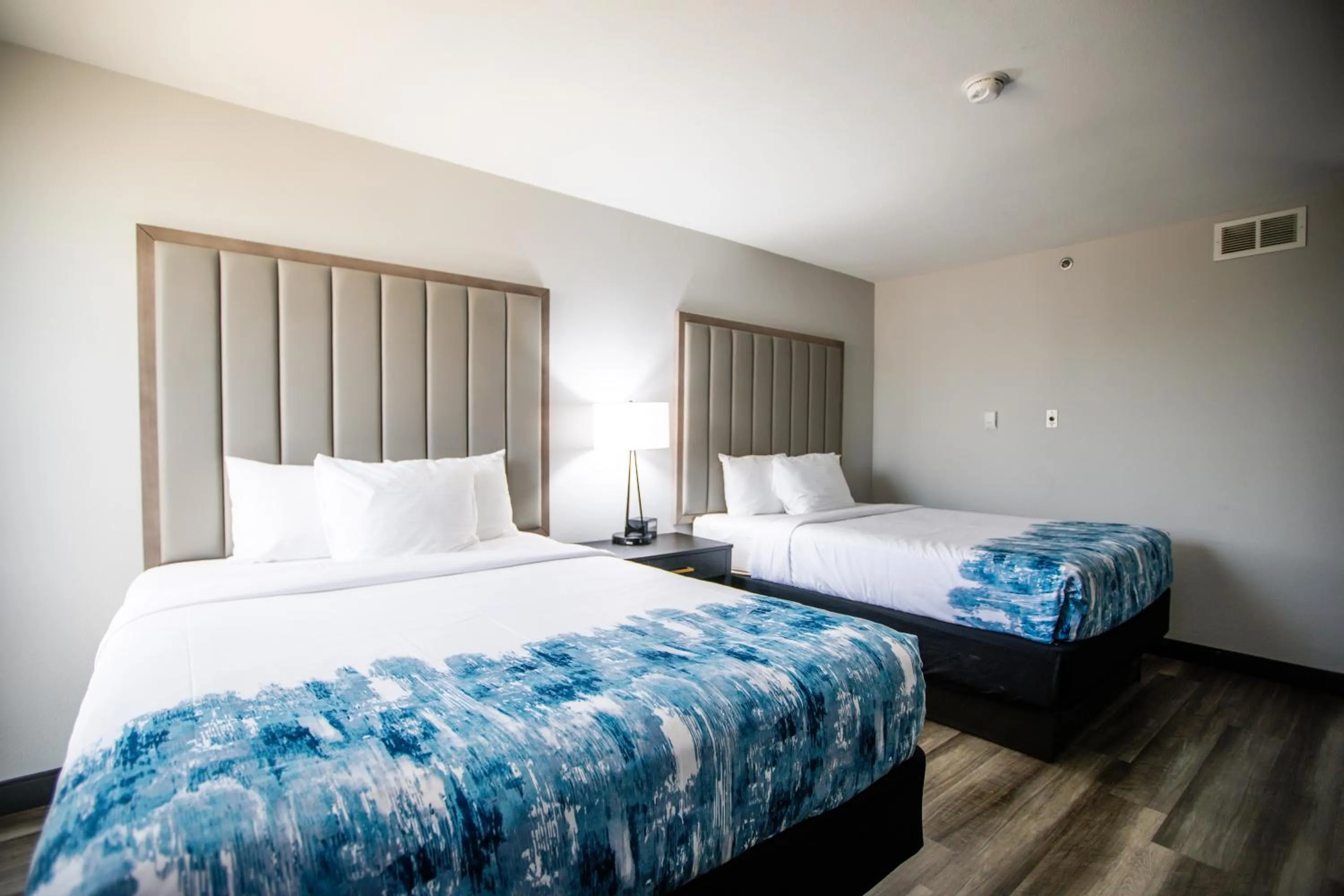 Photo of the whole room, Bed in La Quinta by Wyndham Dallas I-35 Walnut Hill Ln