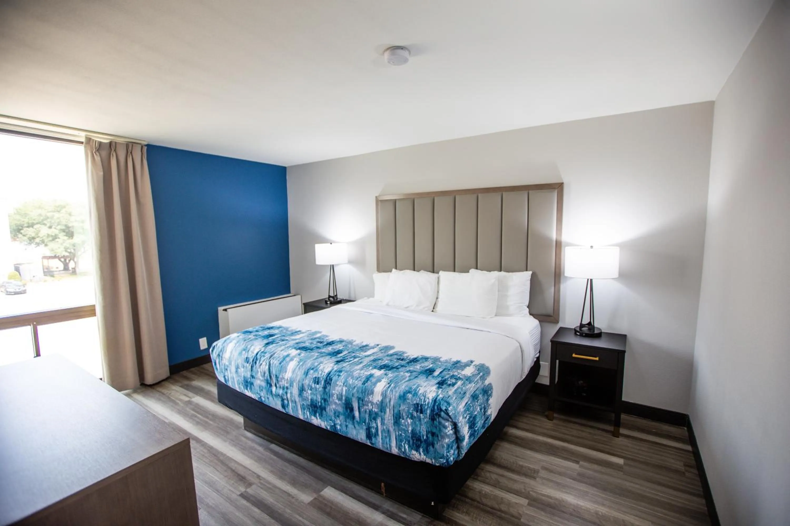 Photo of the whole room, Bed in La Quinta by Wyndham Dallas I-35 Walnut Hill Ln