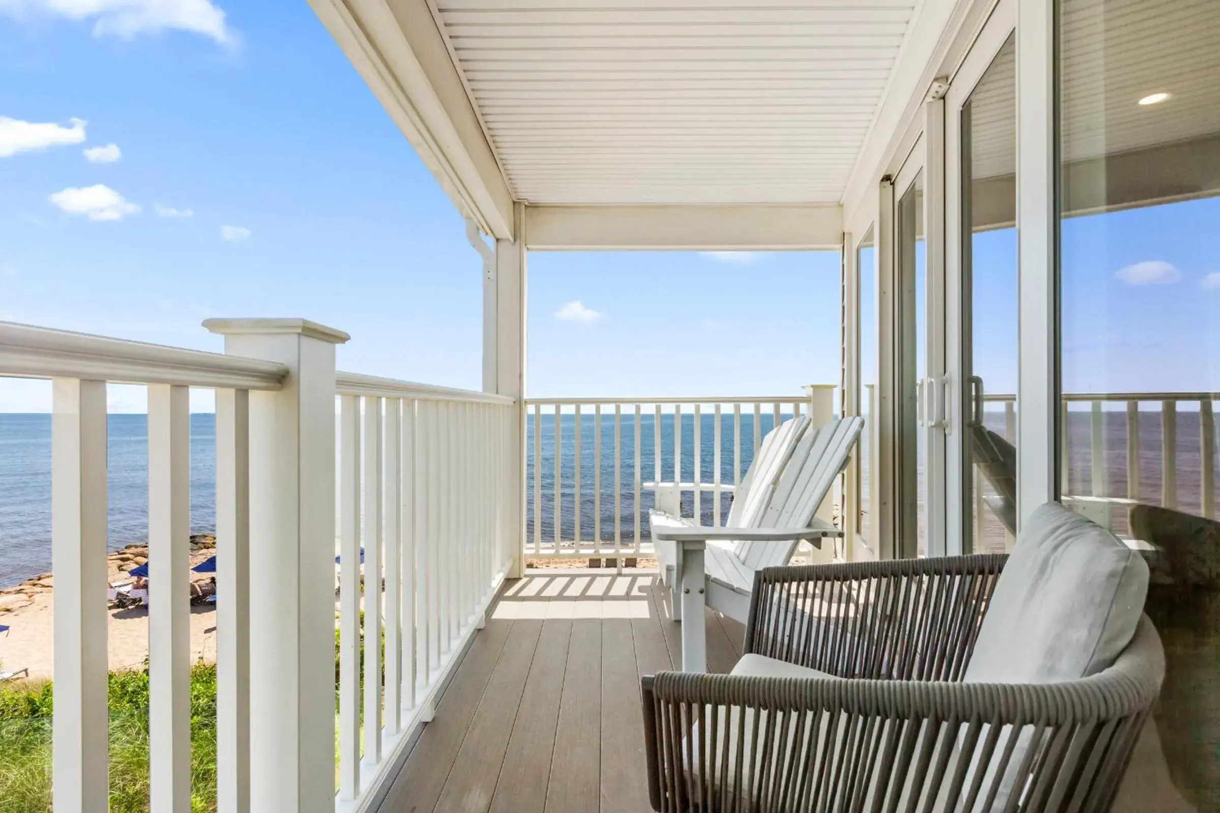 Deluxe King Room - Oceanfront in Pelham House Resort Deluxe King Room - Oceanfront in Pelham House Resort