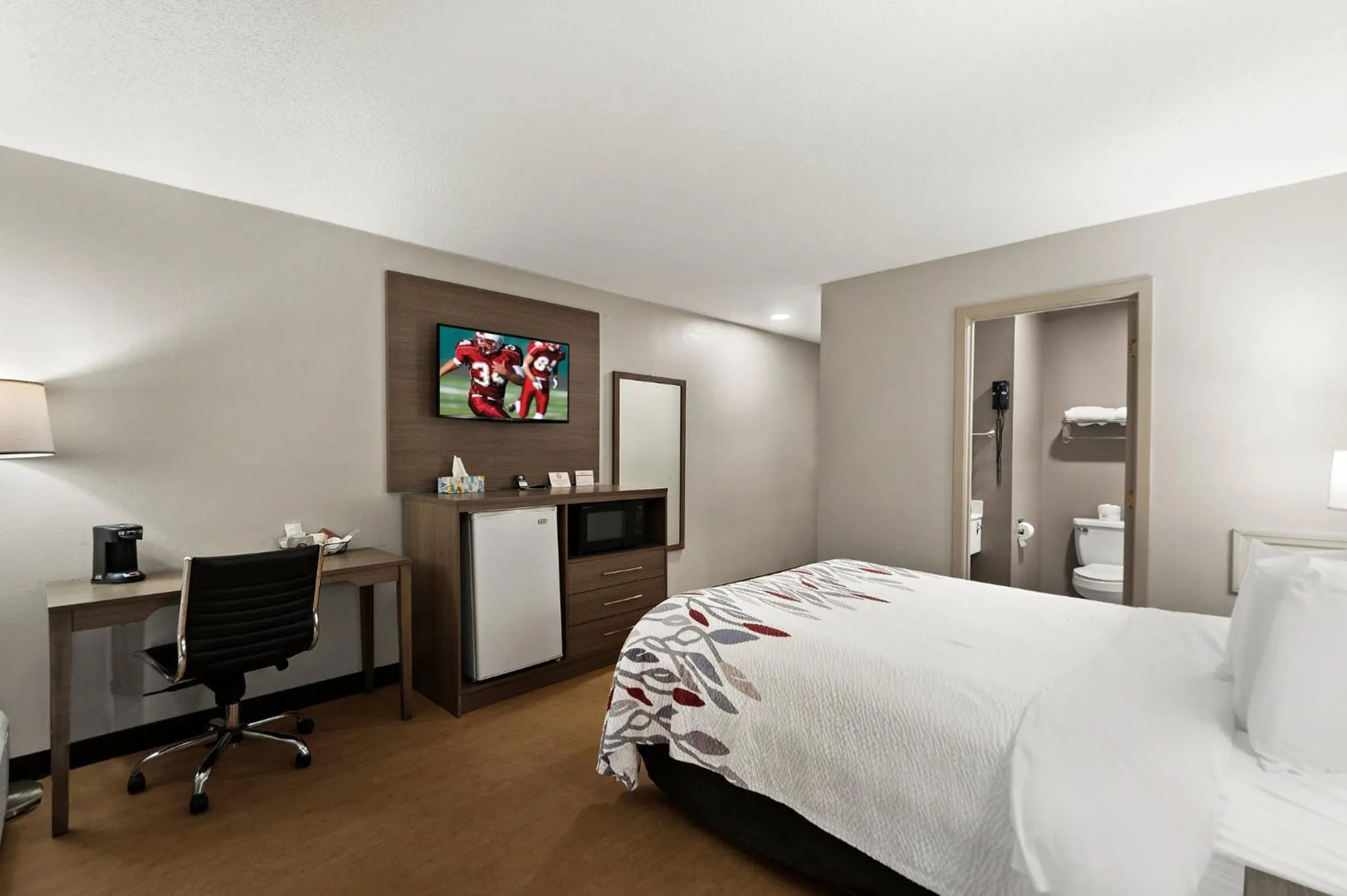 Photo of the whole room, Bed in Red Roof Inn Martinsburg