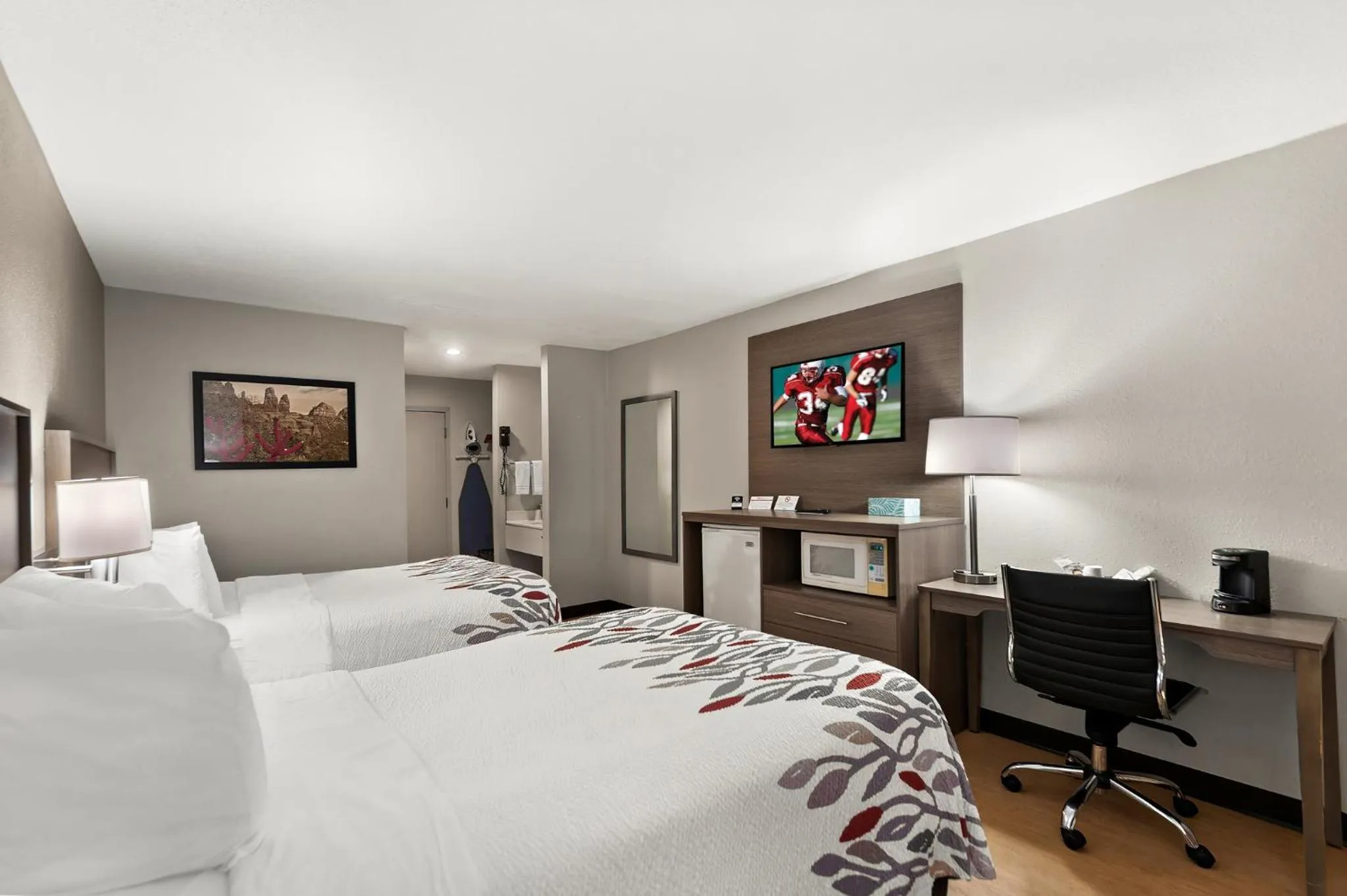 Photo of the whole room, Bed in Red Roof Inn Martinsburg