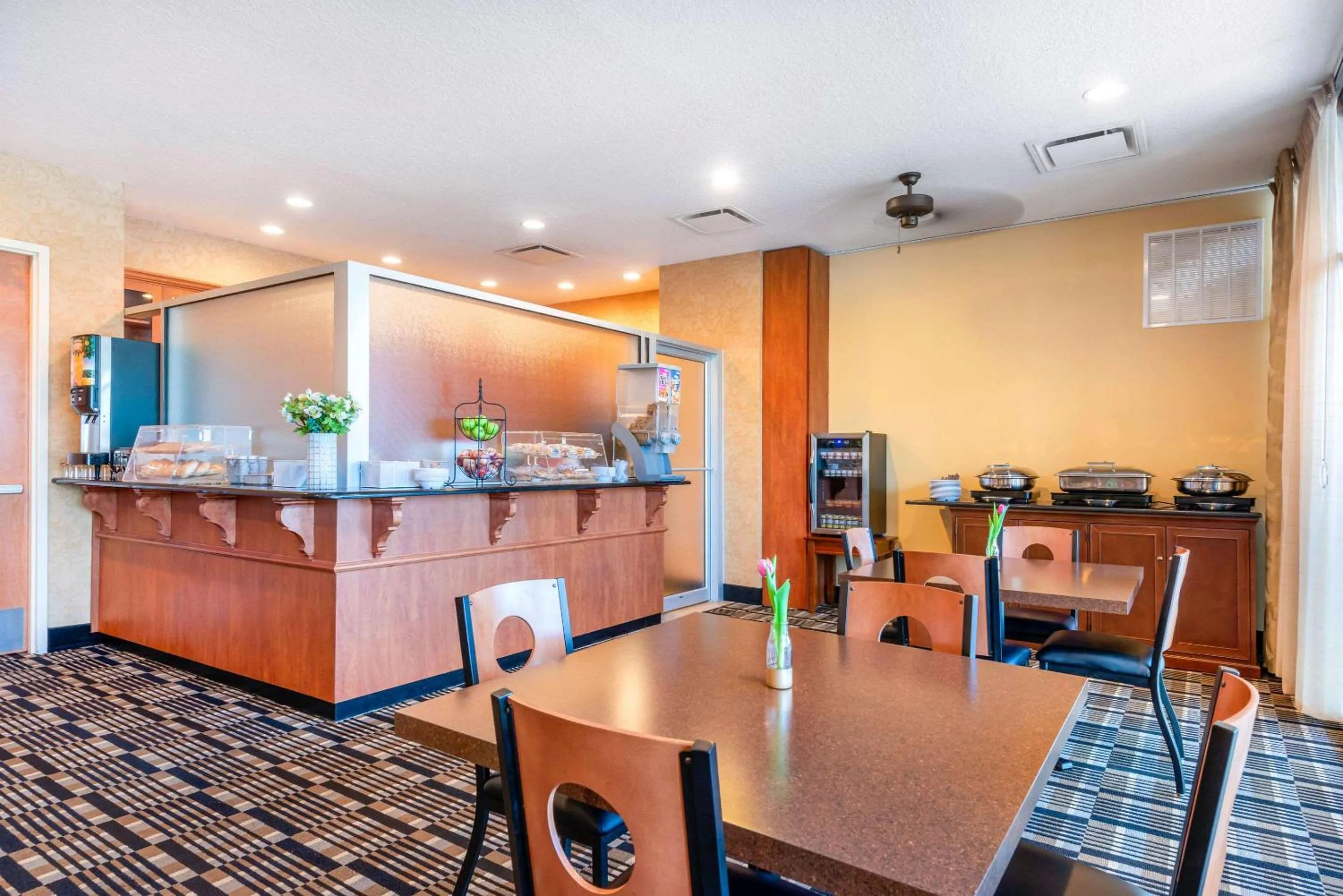 Restaurant/places to eat in Clarion Inn Ormond Beach at Destination Daytona