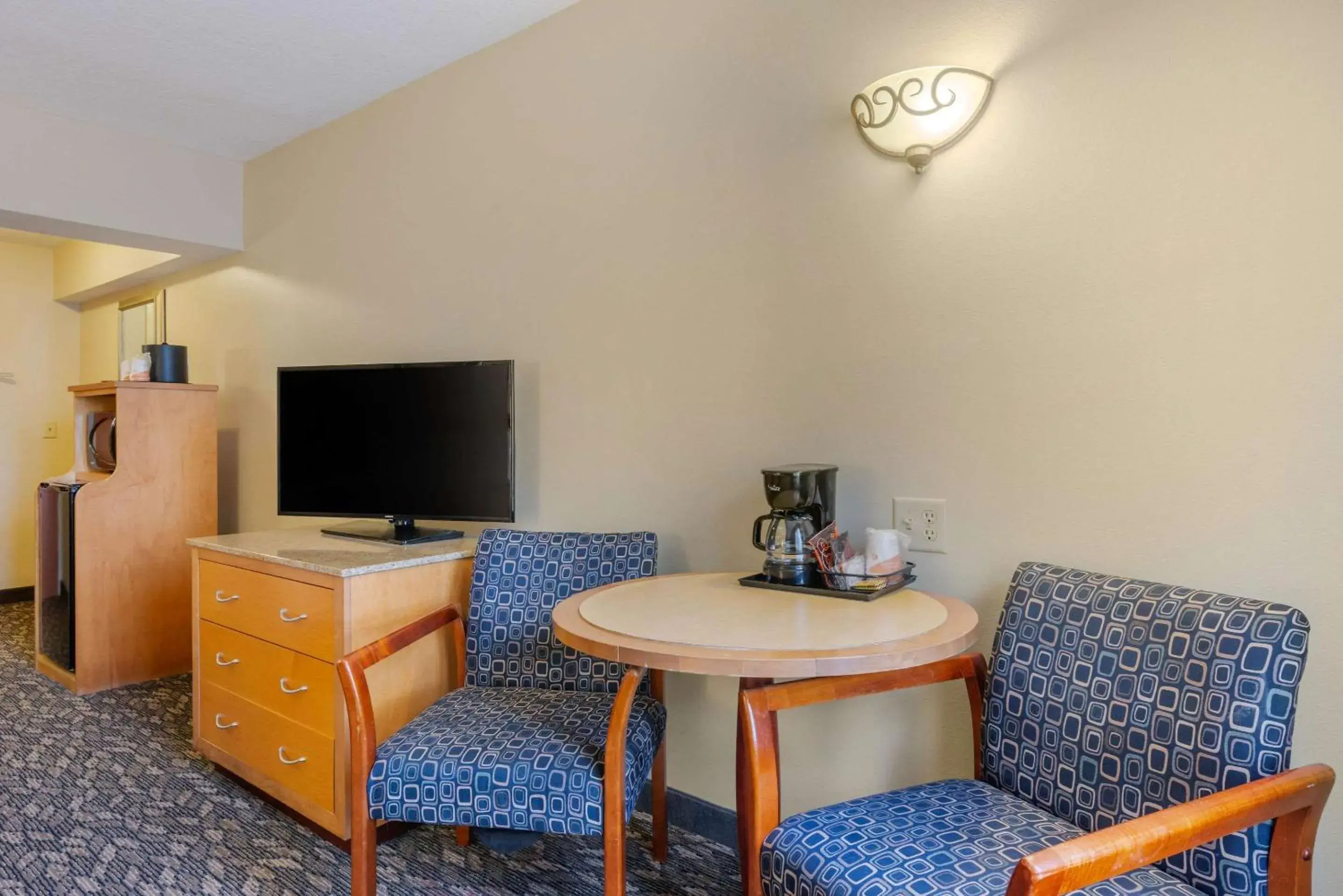 Photo of the whole room in Clarion Inn Ormond Beach at Destination Daytona Photo of the whole room in Clarion Inn Ormond Beach at Destination Daytona