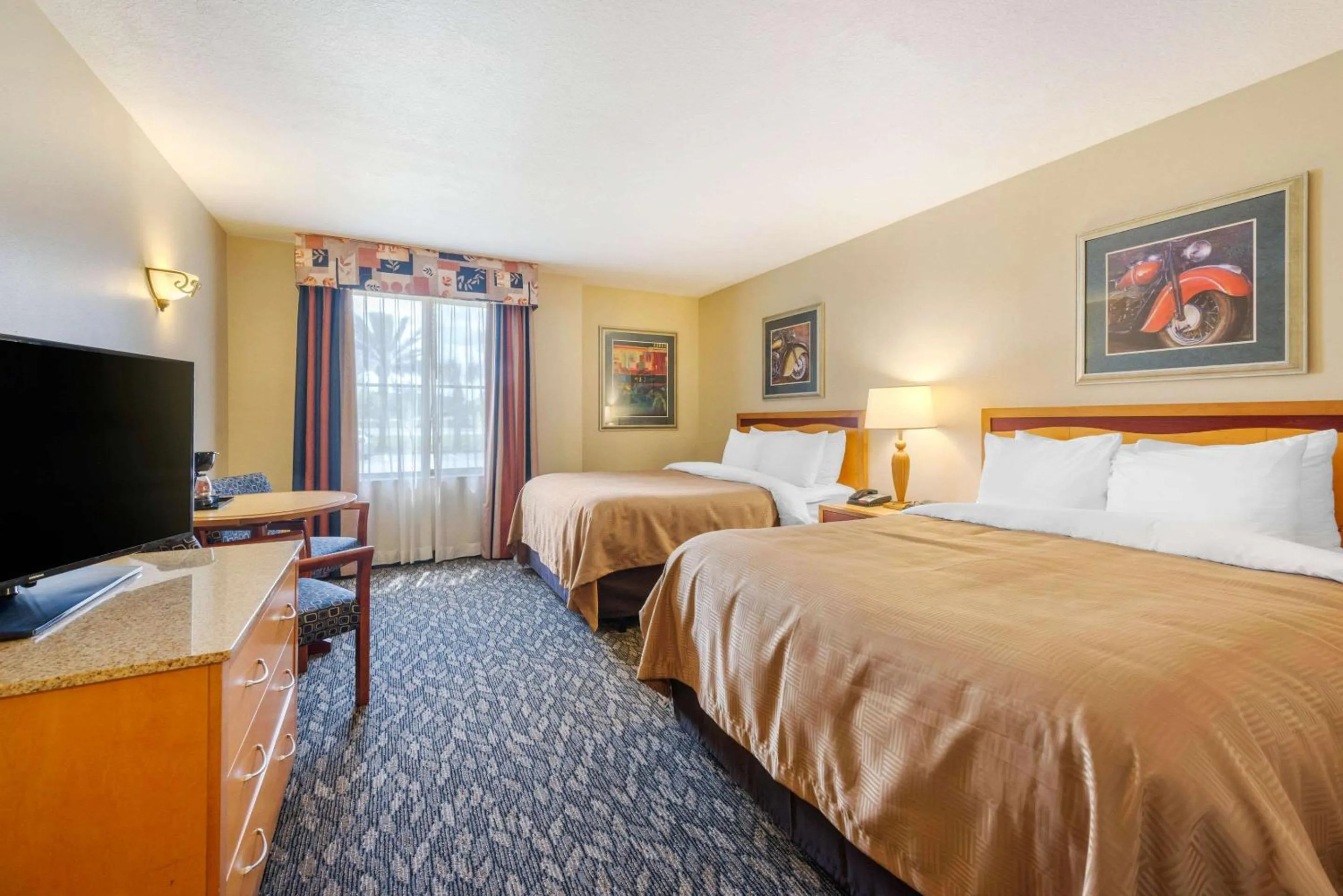 Photo of the whole room, Bed in Clarion Inn Ormond Beach at Destination Daytona