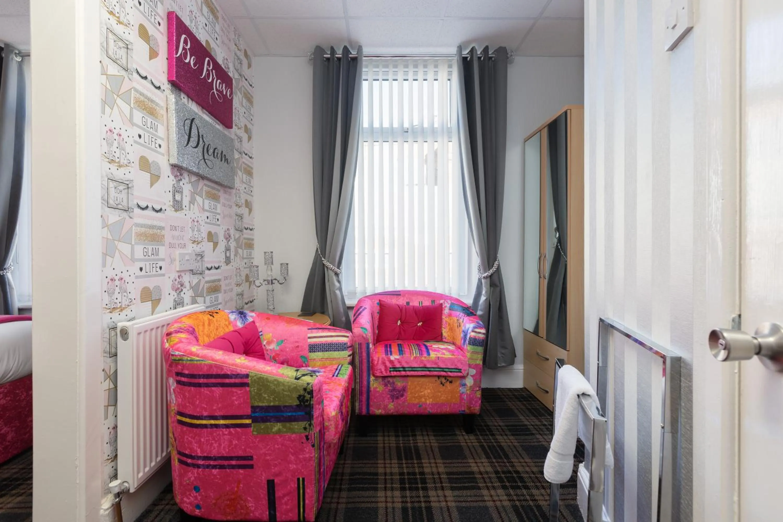 Bed in Adelaide Lodge - Town Centre - Opposite Winter Gardens