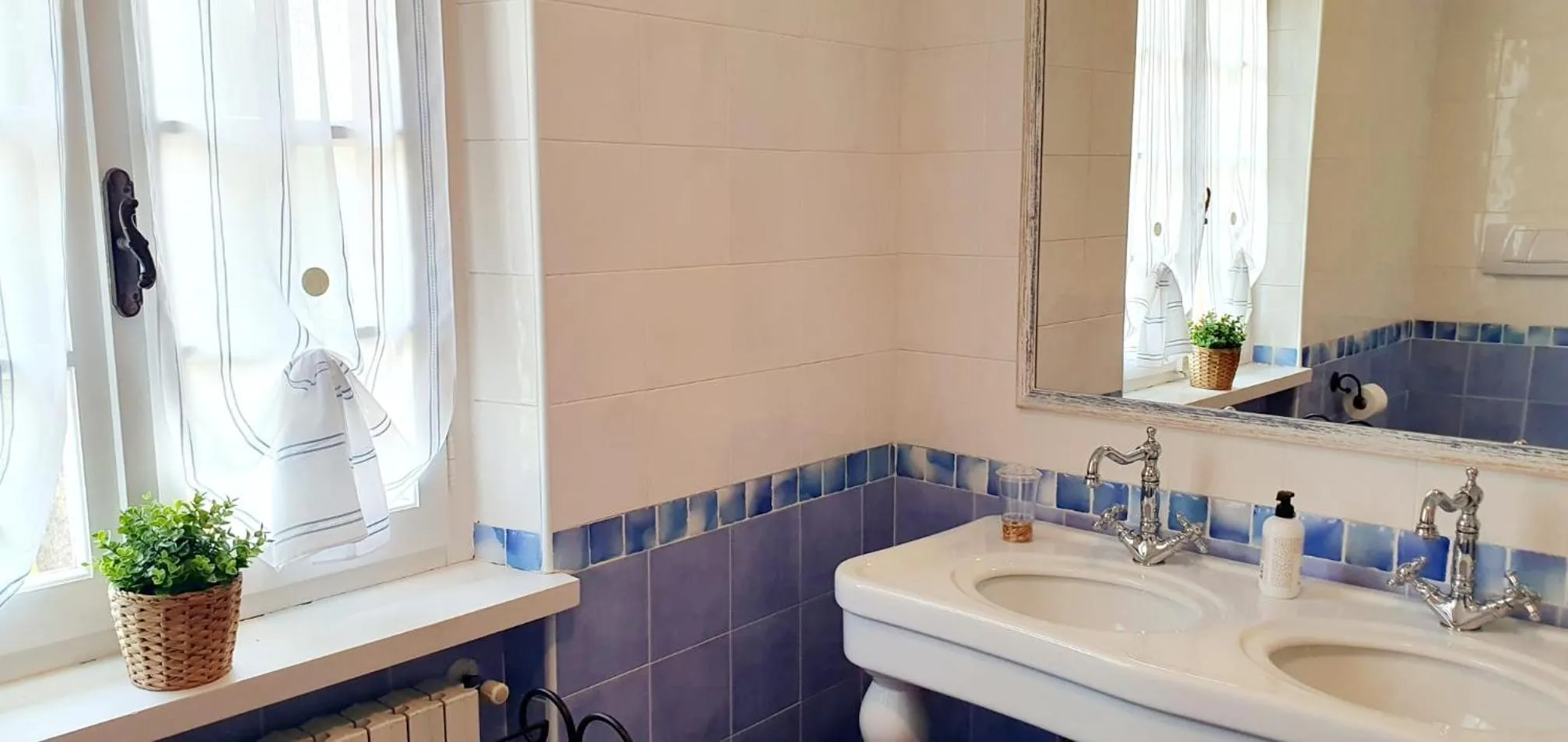 Bathroom in La Mondianese "House of Ruchè"