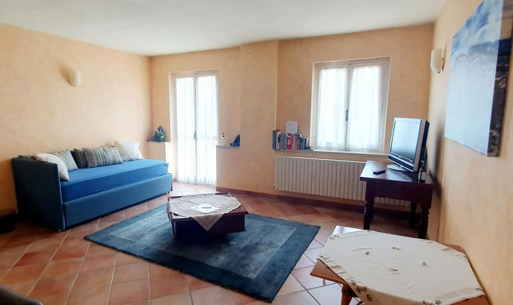 Communal lounge/ TV room in La Mondianese "House of Ruchè"