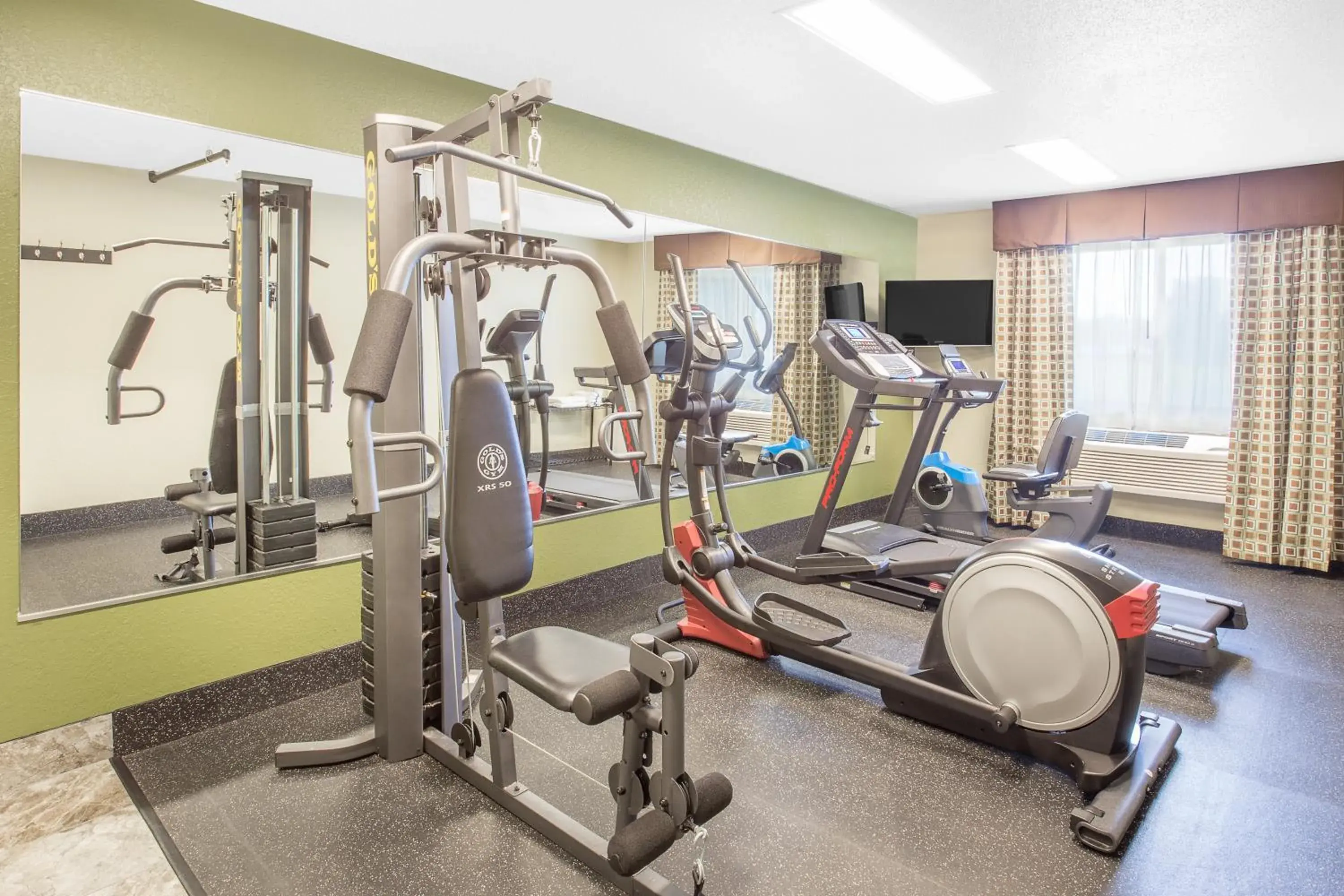 Fitness centre/facilities in Baymont by Wyndham Holland Fitness centre/facilities in Baymont by Wyndham Holland