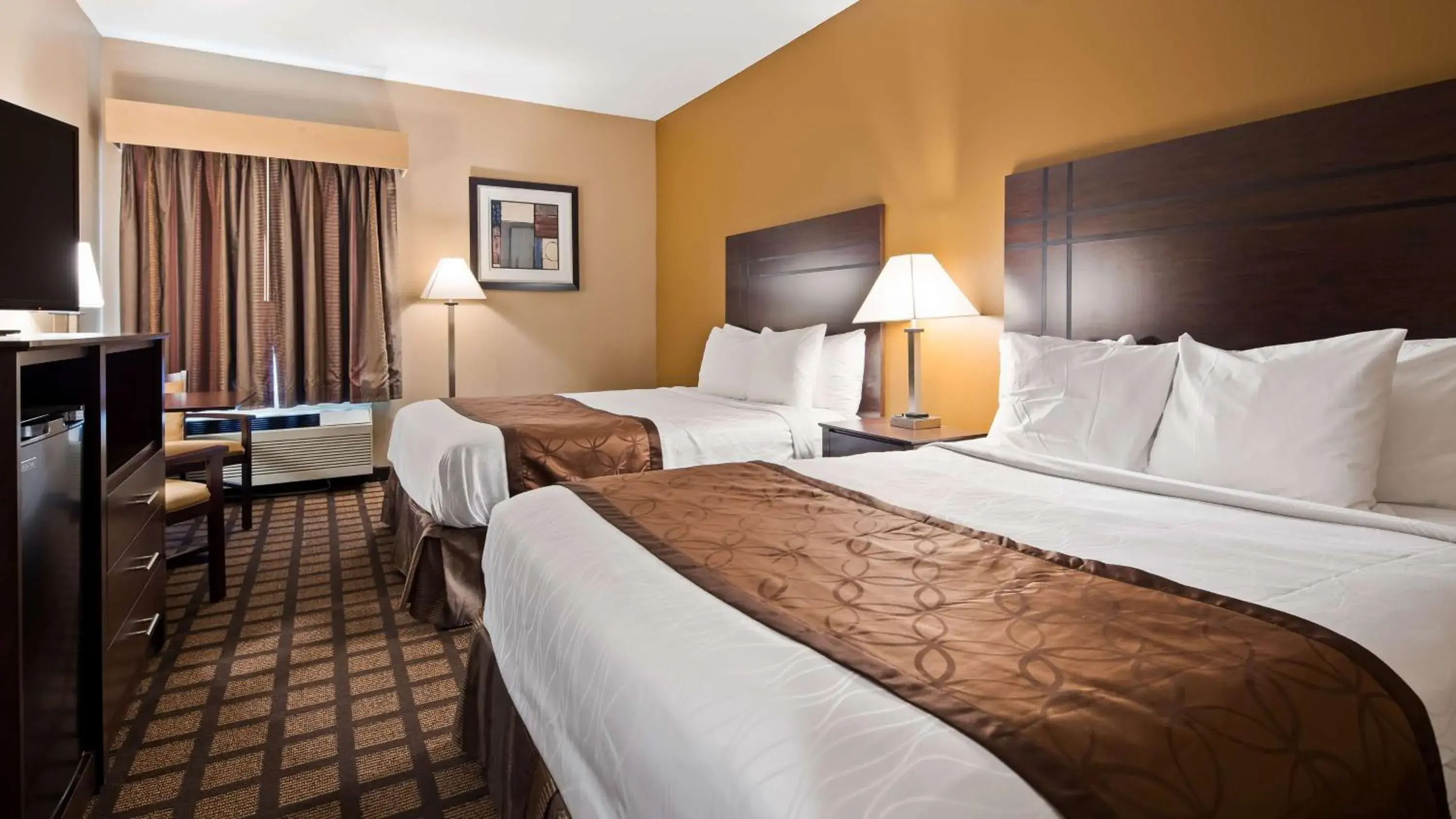 Queen Room with Two Queen Beds and Bath Tub - Disability Access/Non-Smoking in Best Western Plaza Hotel Saugatuck Queen Room with Two Queen Beds and Bath Tub - Disability Access/Non-Smoking in Best Western Plaza Hotel Saugatuck