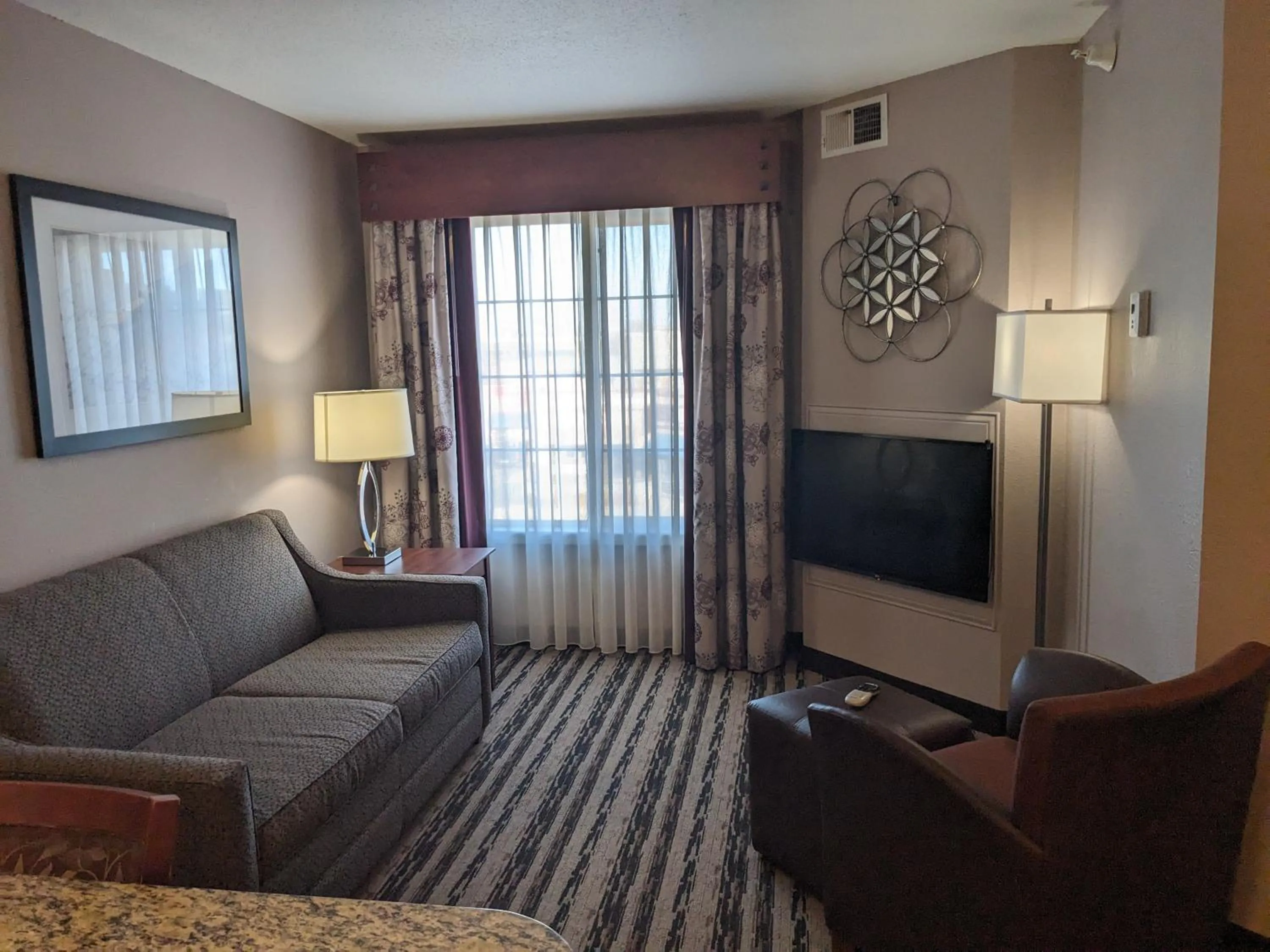 TV and multimedia in GrandStay Residential Suites Hotel