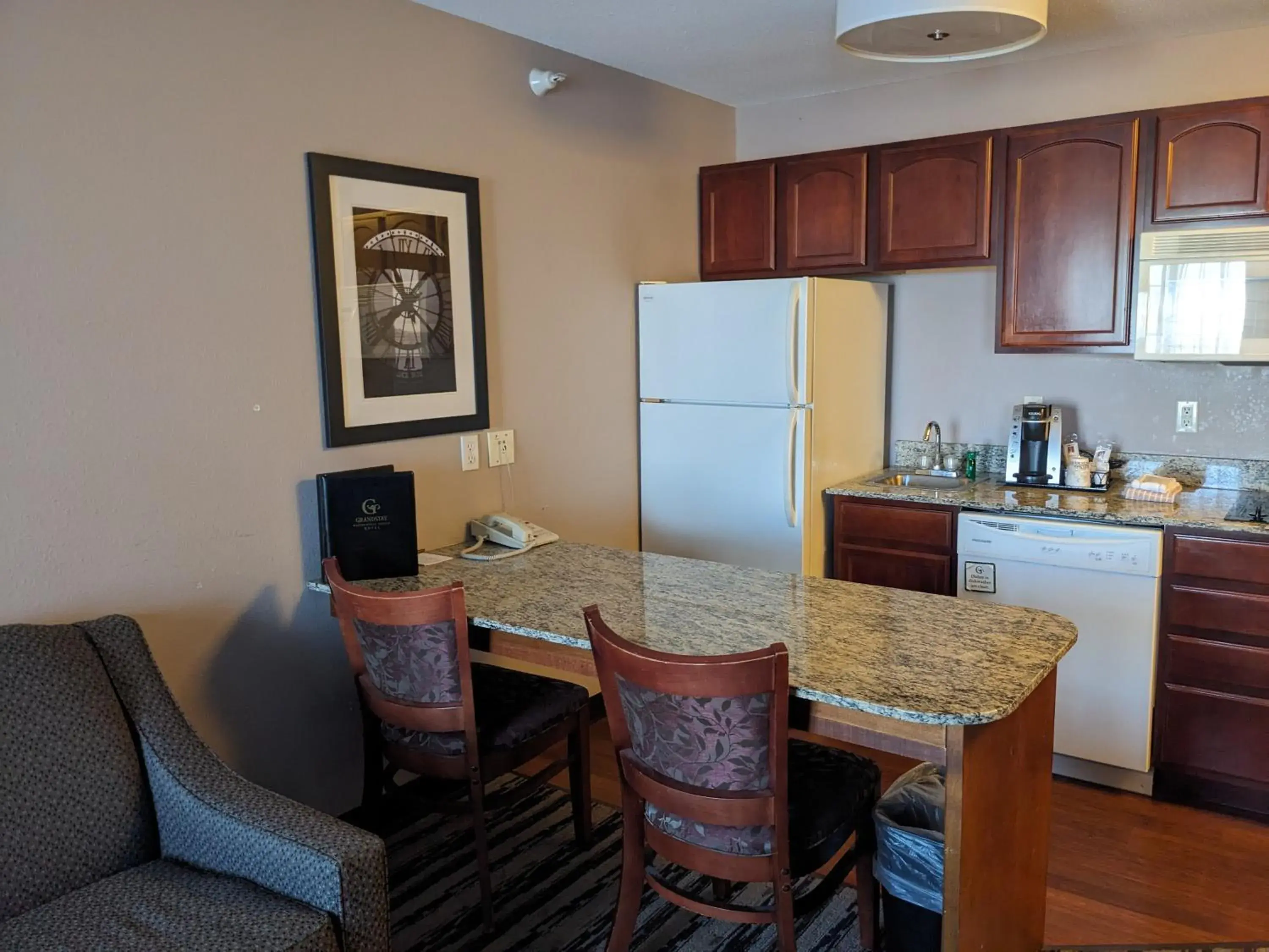 One-Bedroom Suite in GrandStay Residential Suites Hotel One-Bedroom Suite in GrandStay Residential Suites Hotel