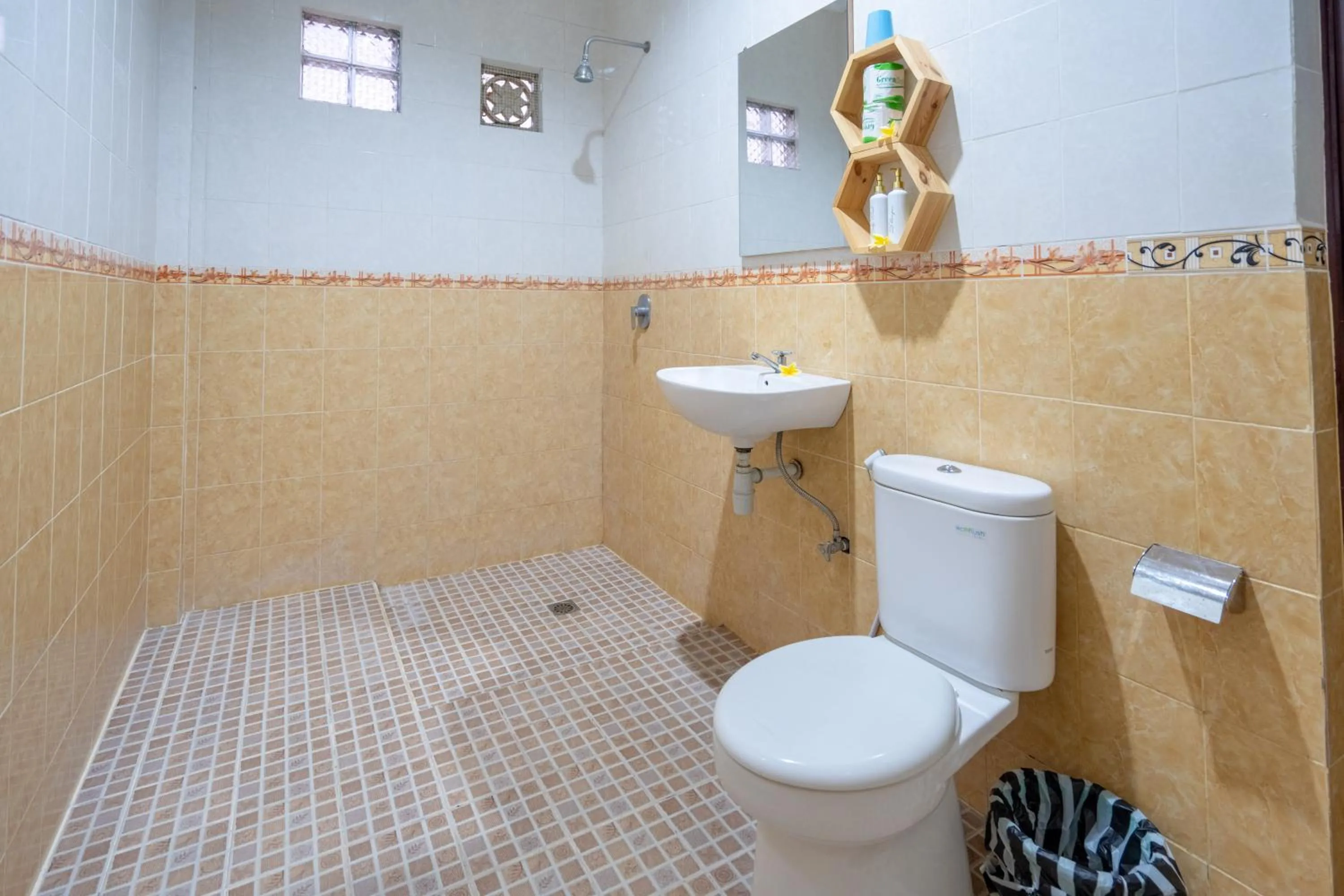 Shower in Sebujan Grand Aurora