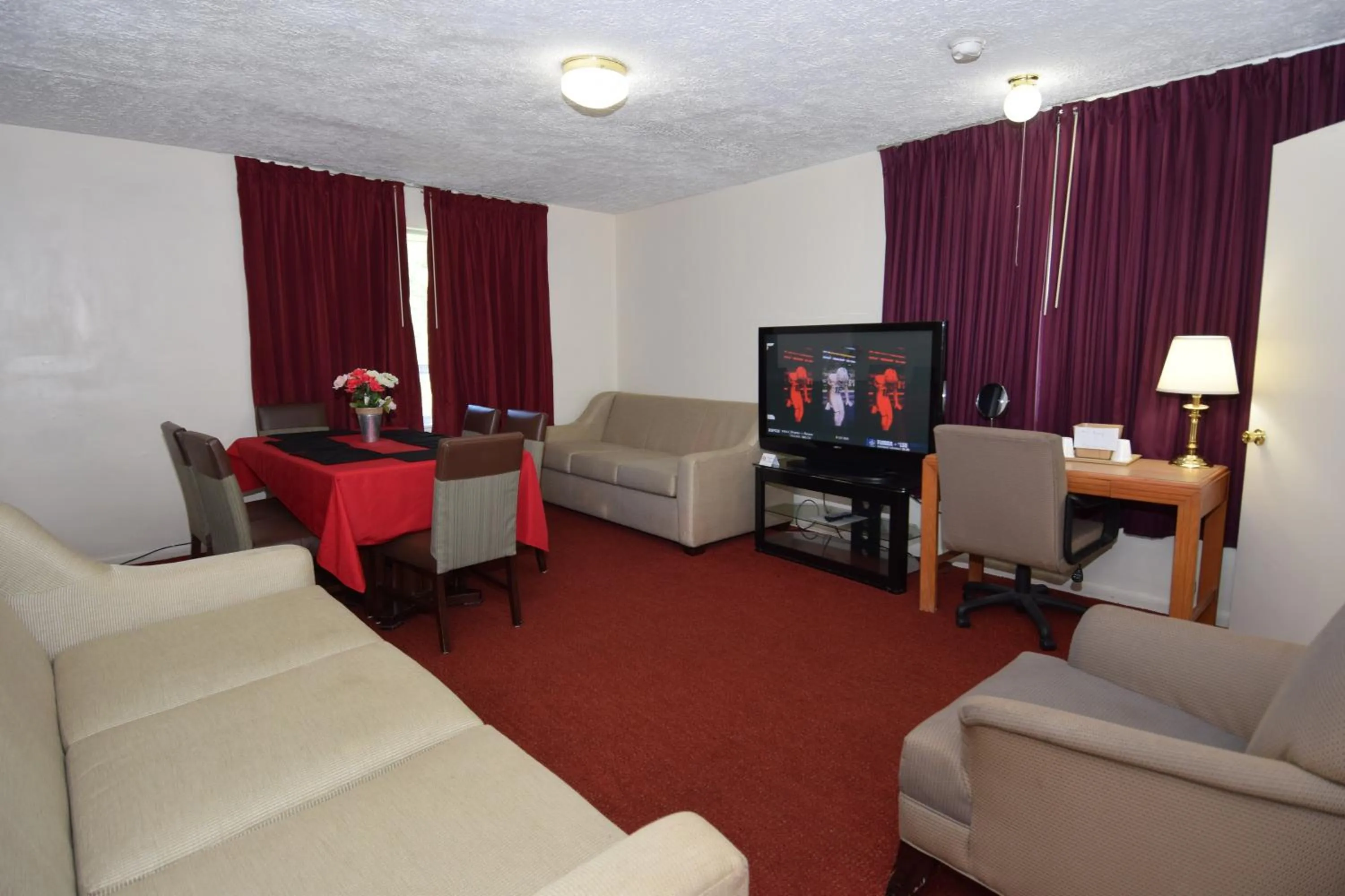 TV and multimedia in Knights Inn Oswego East