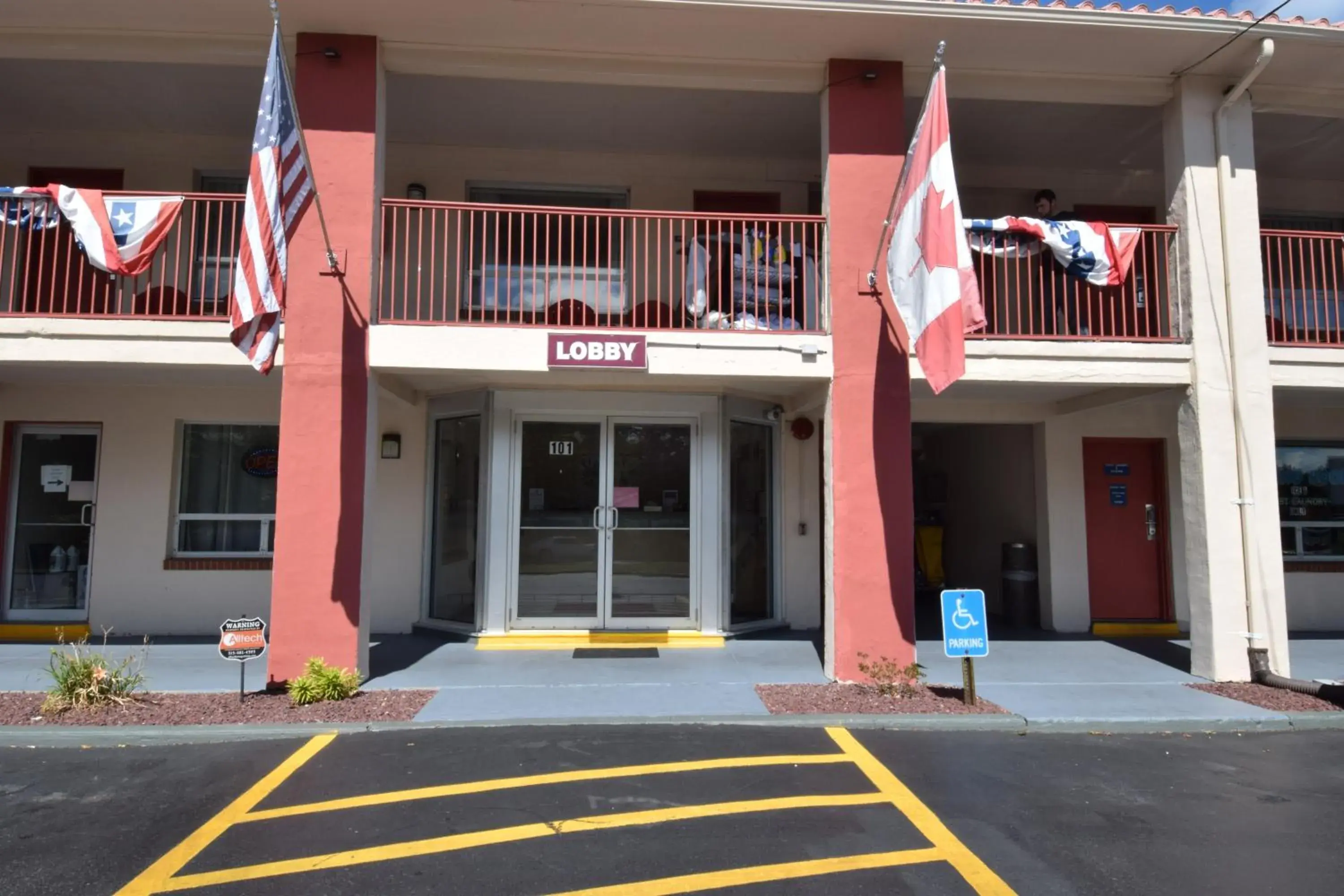 Property building in Knights Inn Oswego East Property building in Knights Inn Oswego East