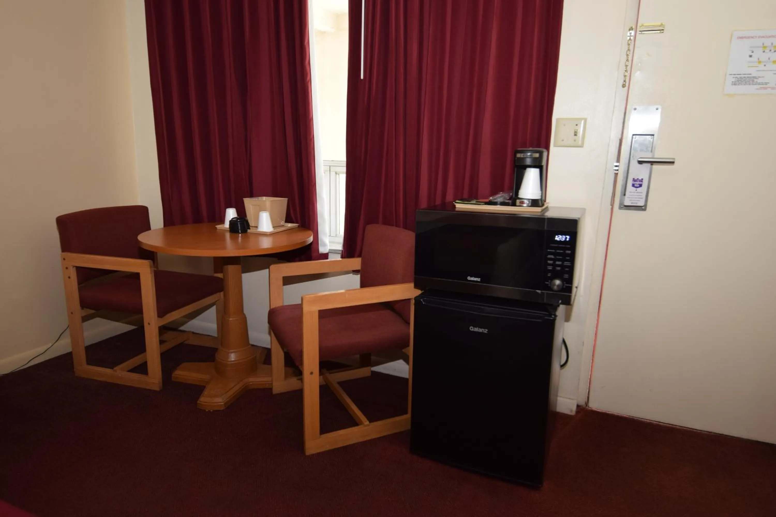 microwave in Knights Inn Oswego East