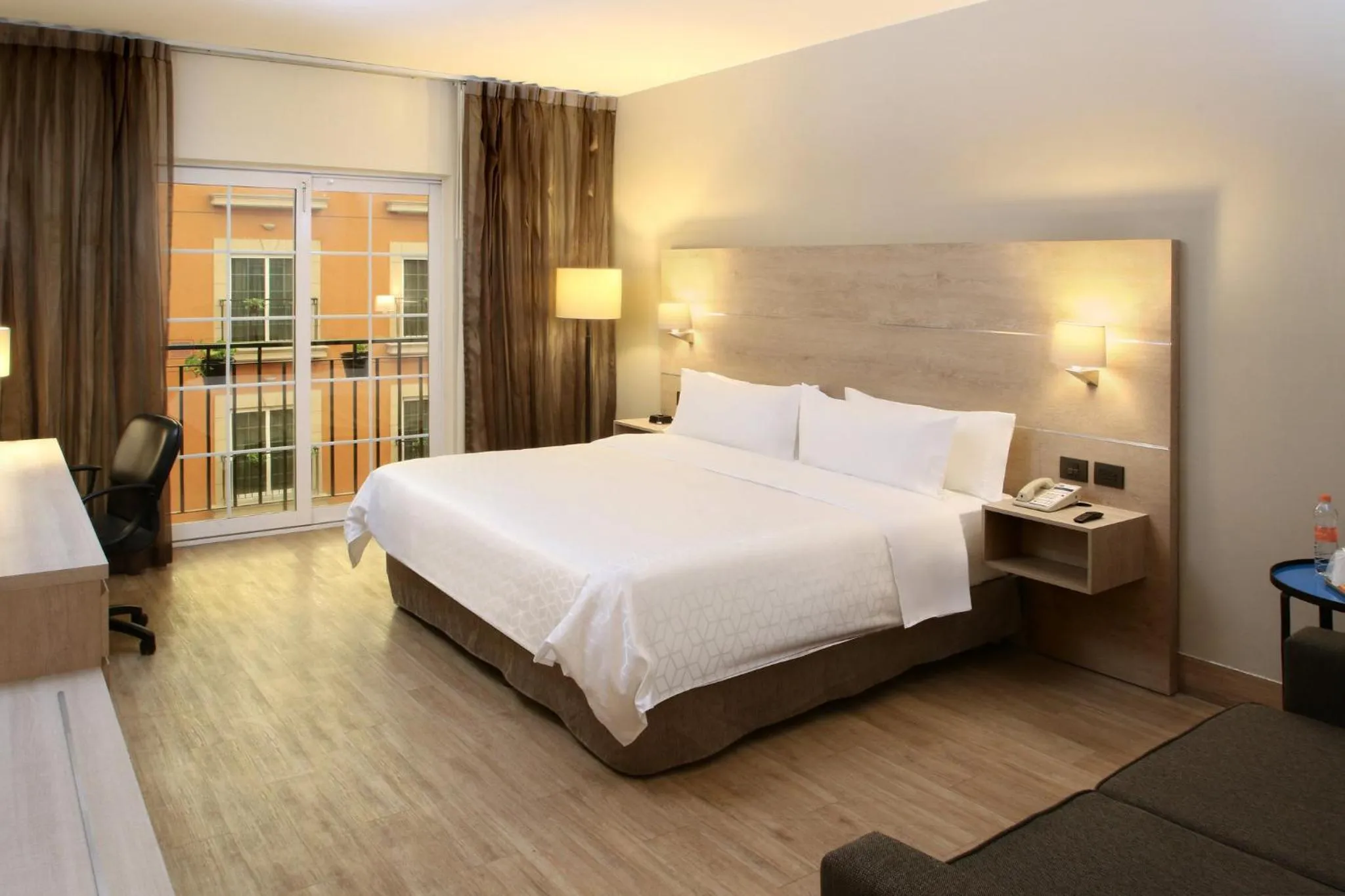 Photo of the whole room, Bed in Holiday Inn Express Torreon by IHG