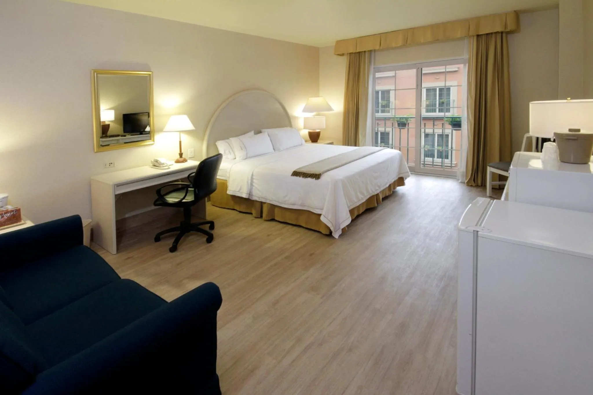 Photo of the whole room, Bed in Holiday Inn Express Torreon by IHG