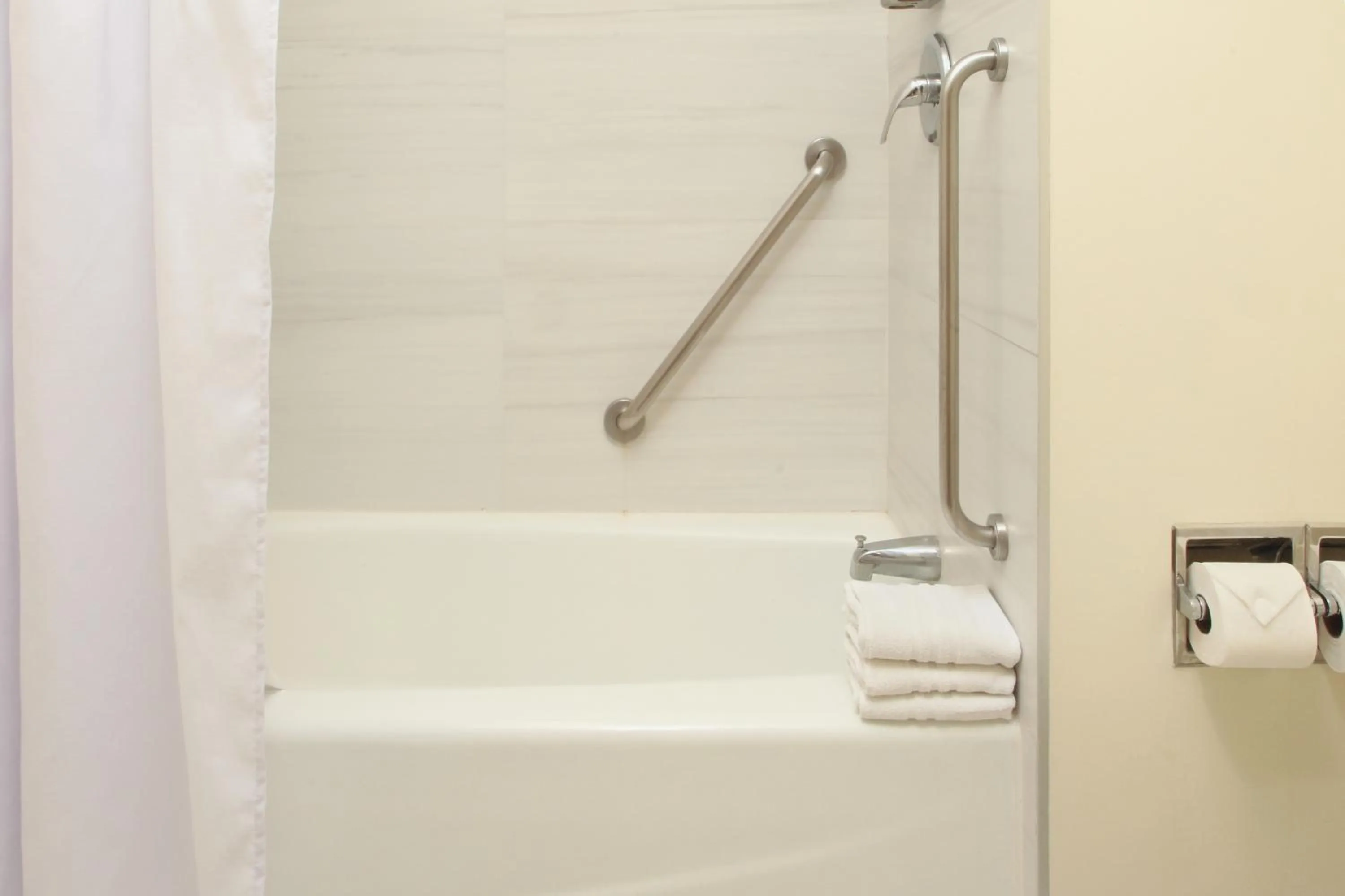 Bath in Holiday Inn Express Torreon by IHG