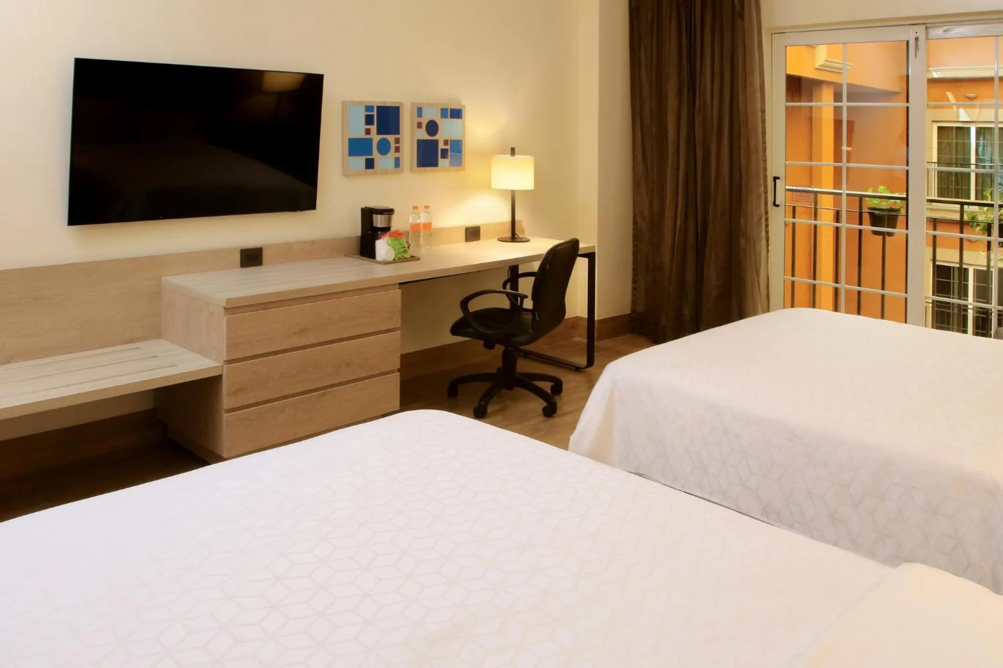 Photo of the whole room, Bed in Holiday Inn Express Torreon by IHG