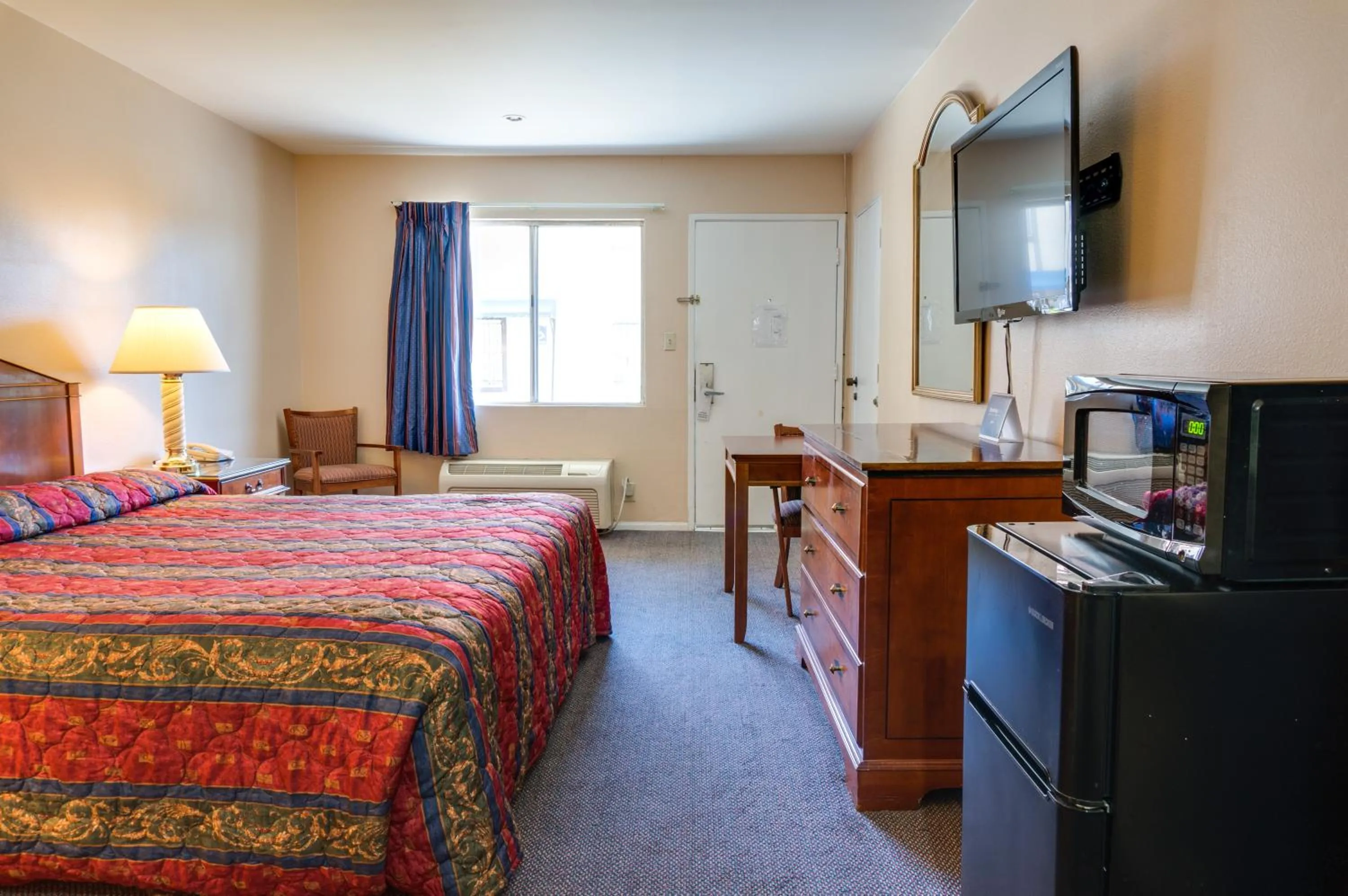 Photo of the whole room, Bed in Motel Moonlight