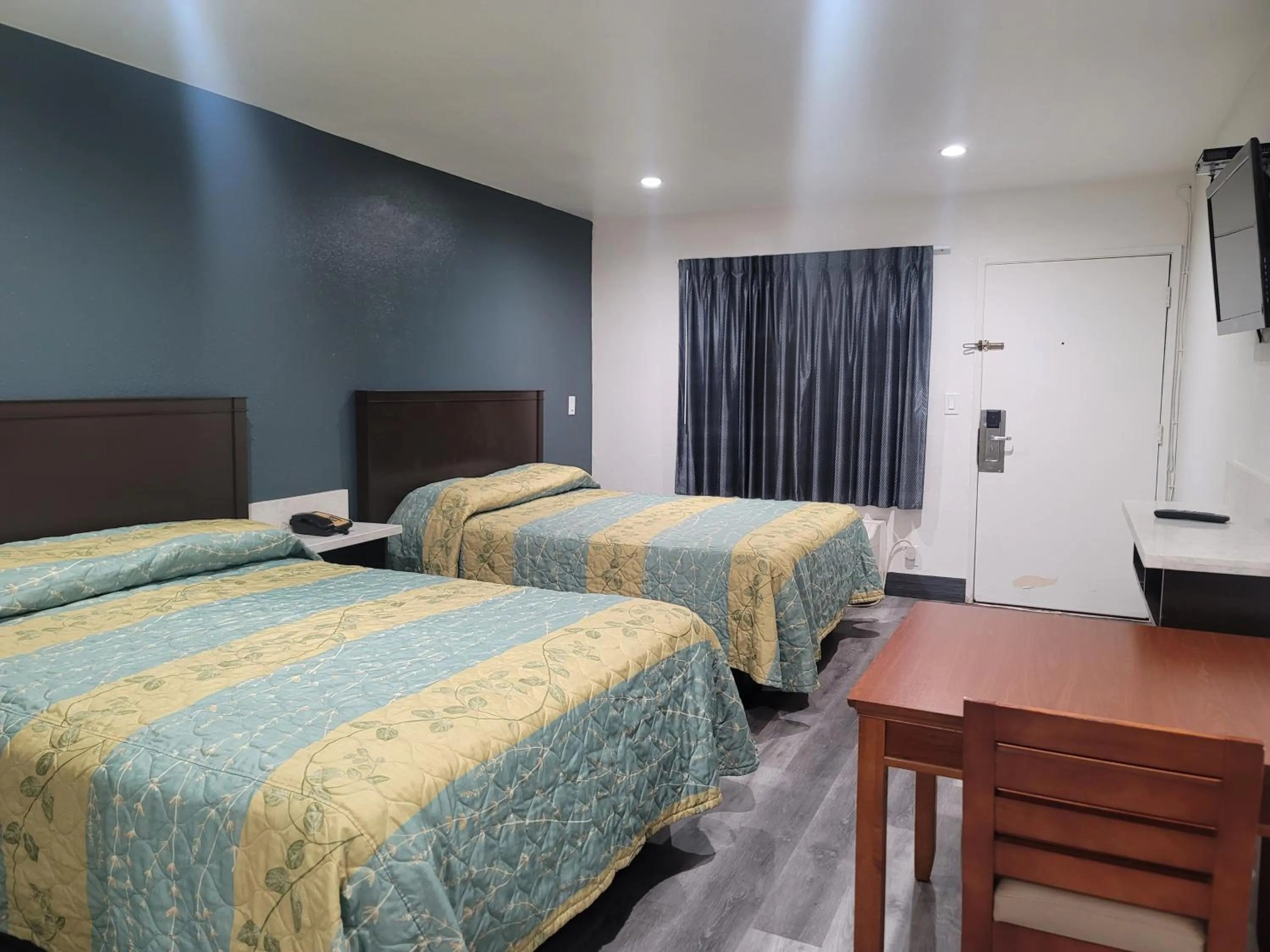 Photo of the whole room, Bed in Motel Moonlight