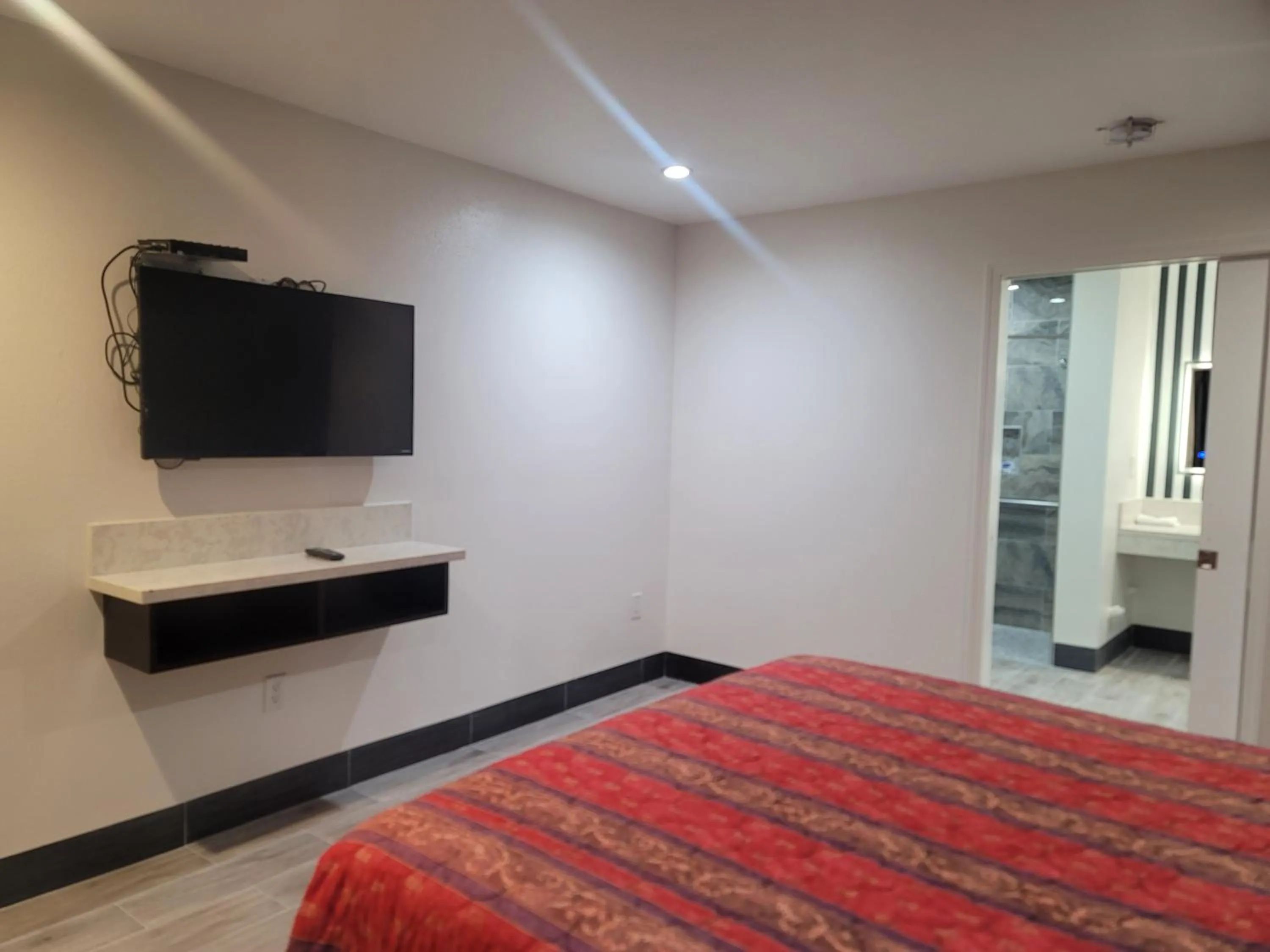 Photo of the whole room, Bed in Motel Moonlight