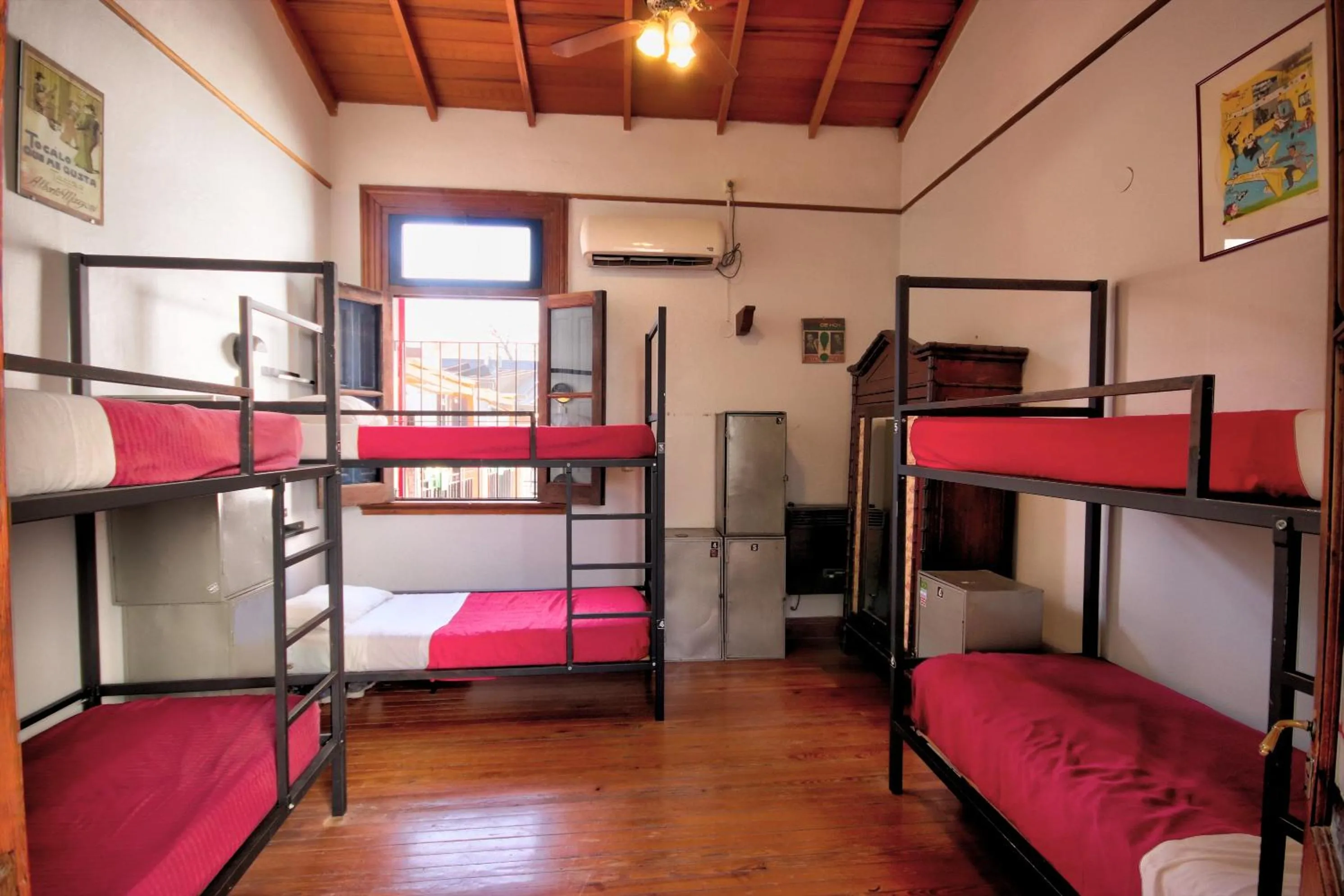 Photo of the whole room, Bed in Play Hostel Soho