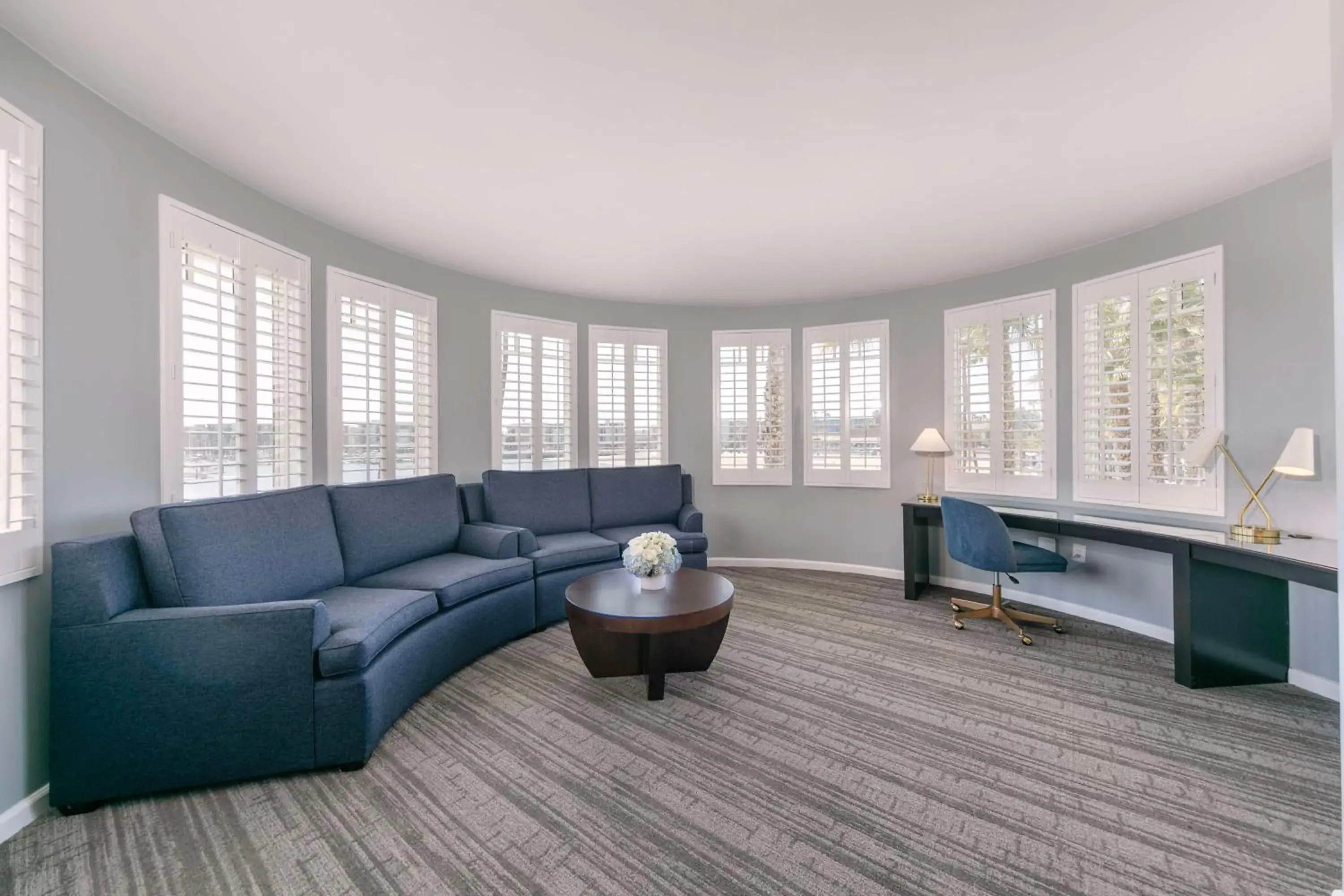 Bedroom in Jamaica Bay Inn Marina Del Rey Tapestry Collection by Hilton Bedroom in Jamaica Bay Inn Marina Del Rey Tapestry Collection by Hilton